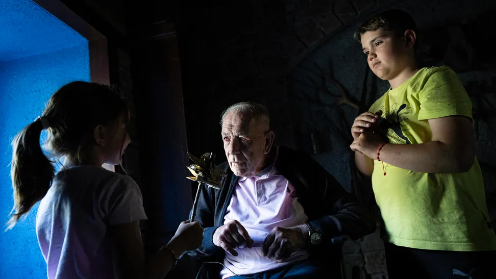 Andreu explica a sus bisnietos cómo, antiguamente, se encendían hogueras en las plazas de los diferentes ...