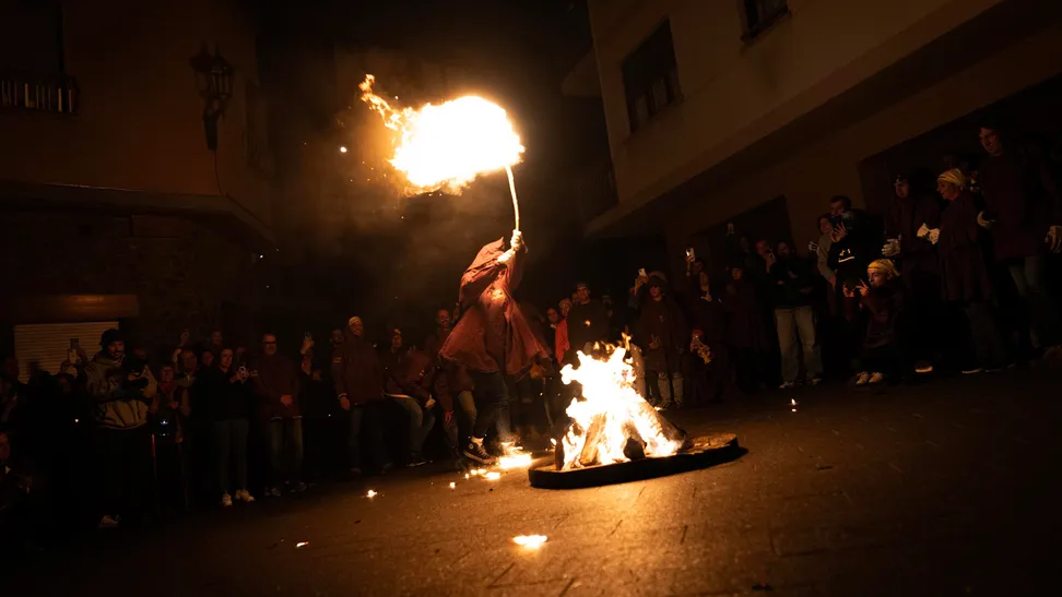 En Andorra la Vella, el descenso de las Fallas comienza en la Placeta del Puial, un ...