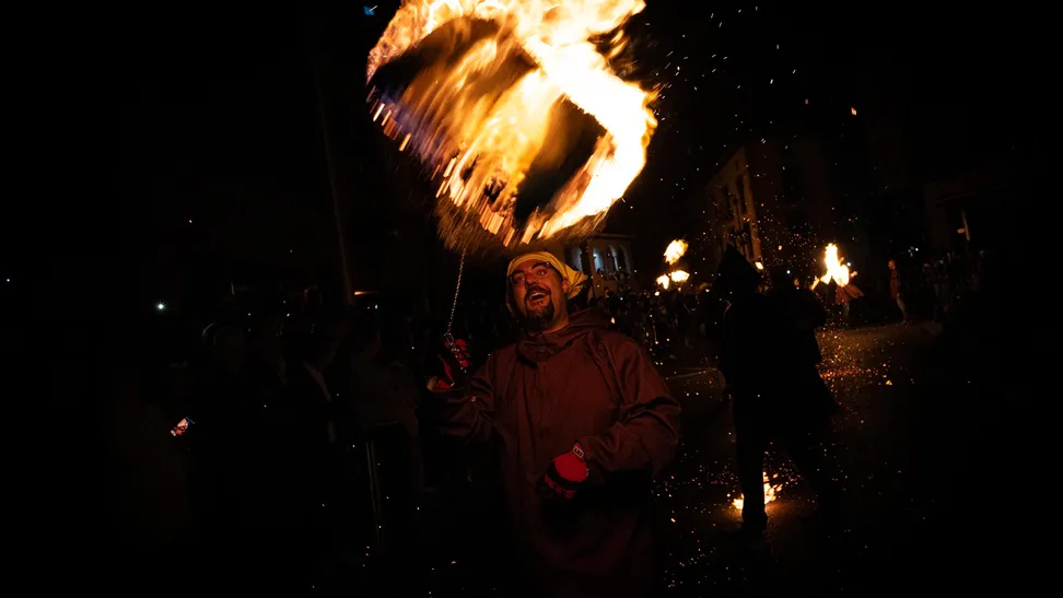 La procesión de fuego recorre diversas calles del núcleo antiguo, iluminando y llenando de vida los ...