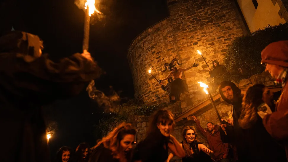 Dice la tradición que las montañas y bosques pirenaicos son hogar de brujas que, especialmente durante ...