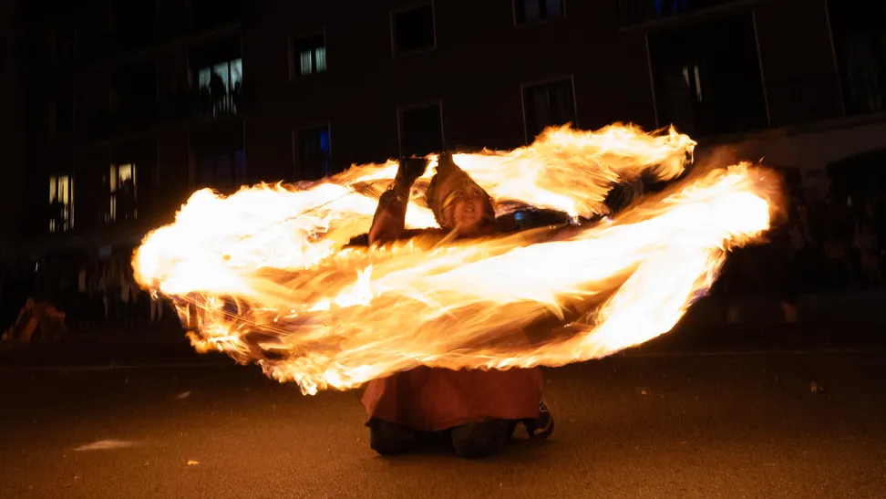 La denominada "prueba de fuego" es una tradición especial que realizan los jóvenes fallaires de Andorra ...