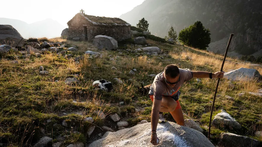 En el valle aún se conservan bordas (pequeñas construcciones de piedra) y refugios utilizados por los ...