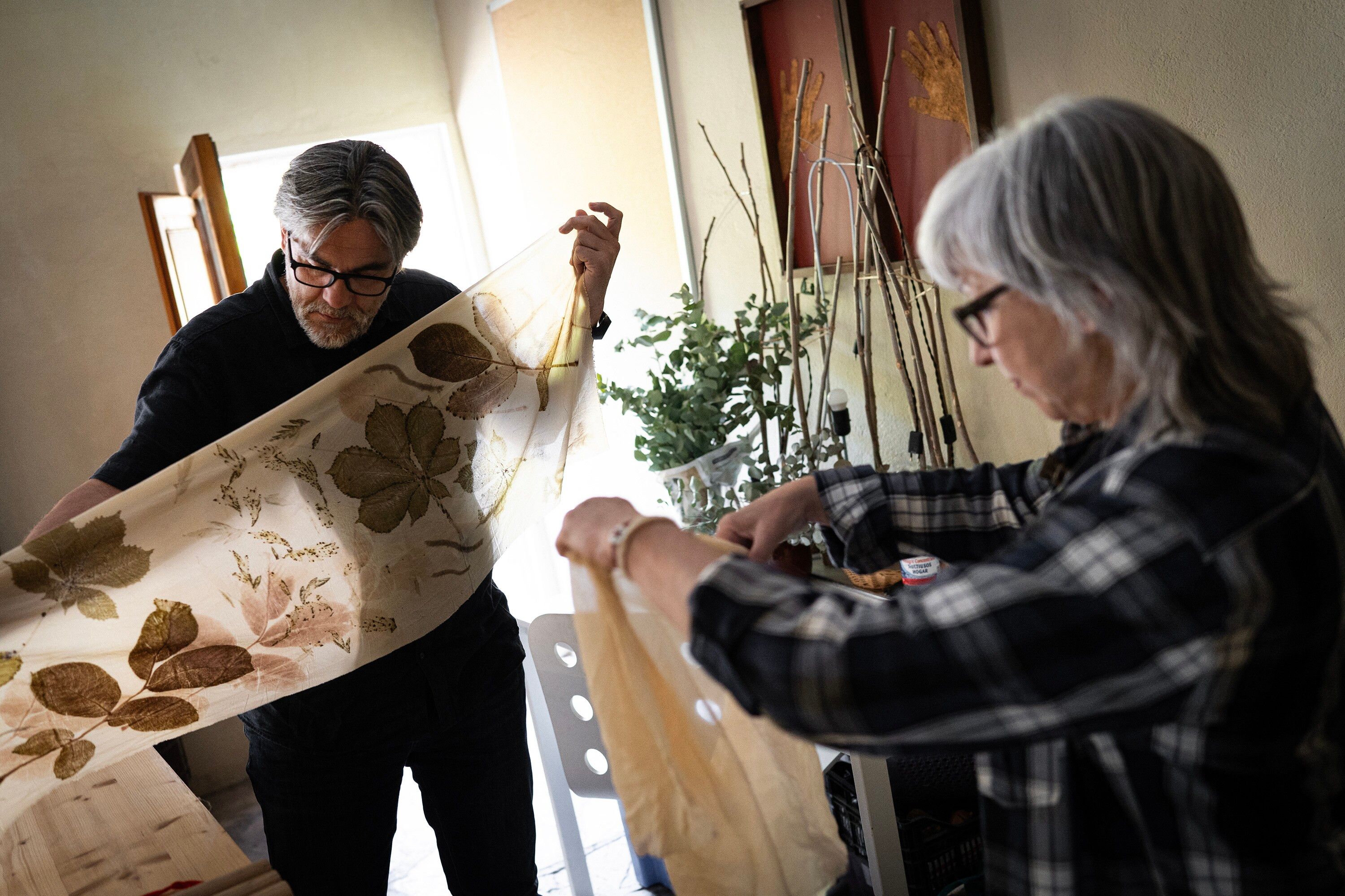 Después de muchas décadas trabajando en la industria textil, Ana Párraga decidió crear “Rojo Tierra”, un proyecto que nace desde el amor y el respeto por la naturaleza como proveedora de vida y bienestar. Una iniciativa ecoturística que nos propone jugar, experimentar y plasmar sobre tejido orgánico aquellos elementos que nos ofrece la naturaleza.