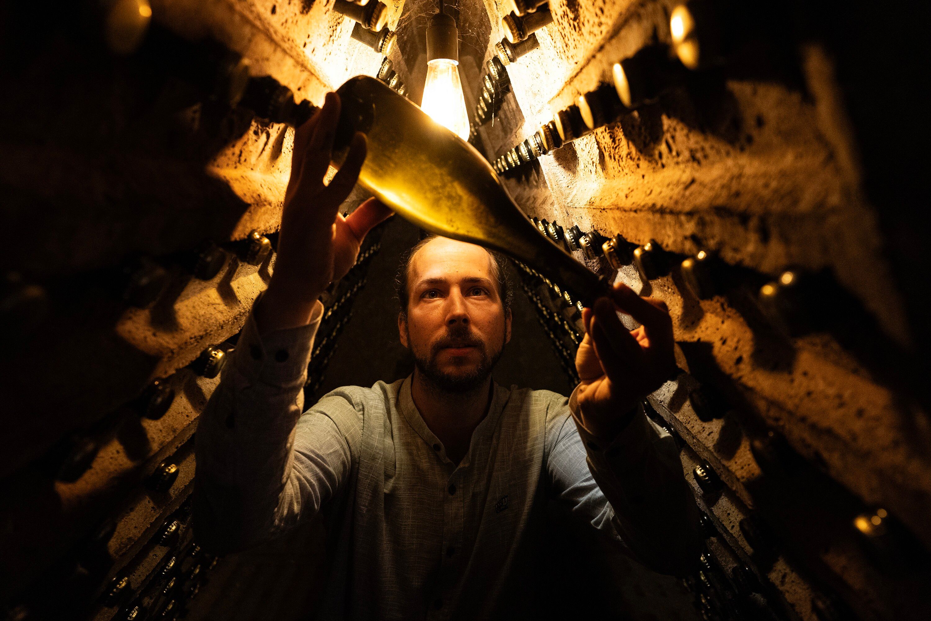 Marc Pagès es el actual enólogo de la bodega “Cava Pagés Entrena”, un proyecto familiar que desde principios del siglo XX se ha dedicado a la elaboración y venta de vinos y cavas de alta calidad en la comarca del Vallès Oriental, cerca de Barcelona.