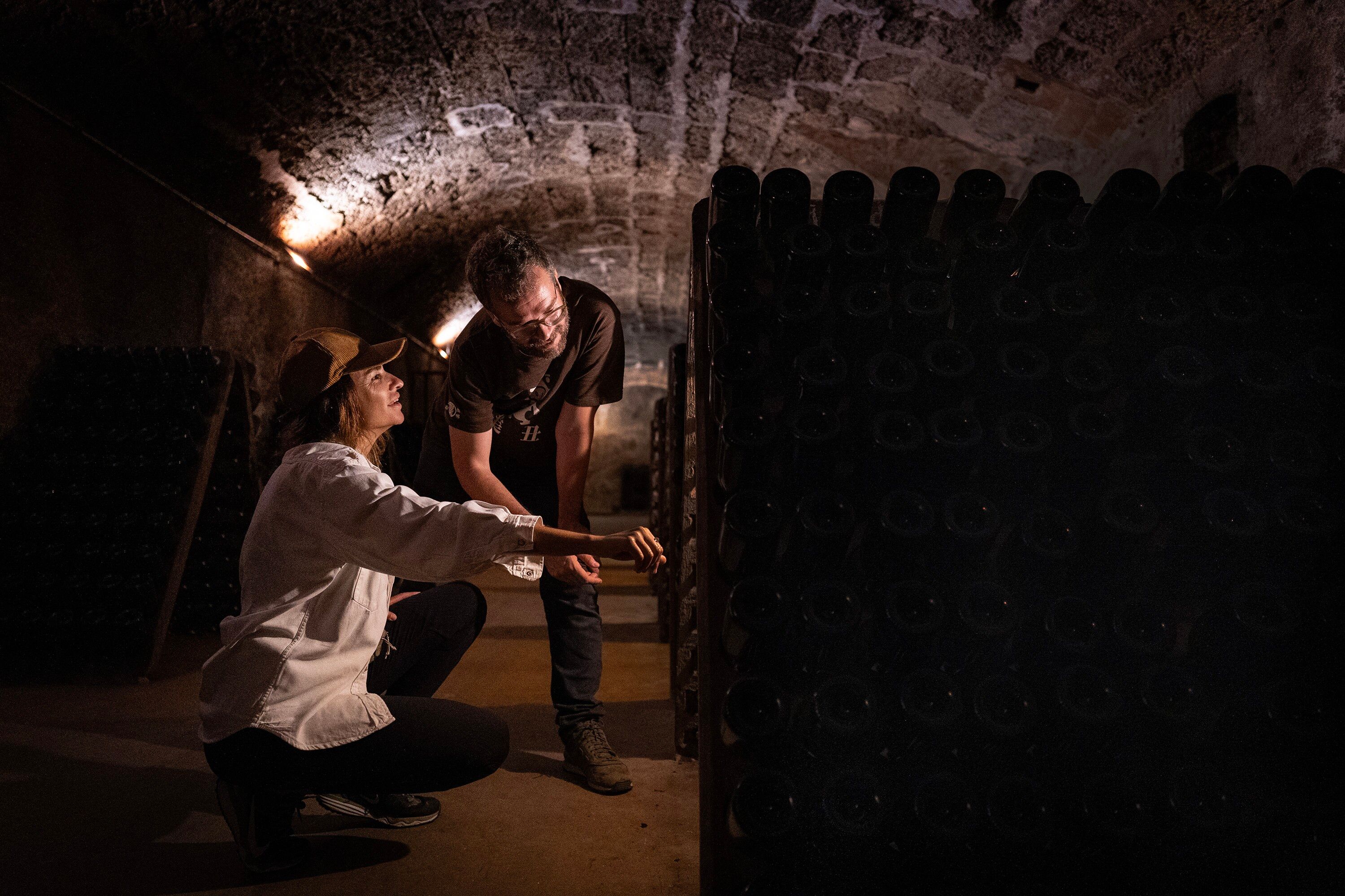 Uno de los principales objetivos de Marc es compartir con los visitantes el apasionante mundo de la enología. Tanto es así que, en su propia bodega familiar rodeada de naturaleza, proponen una serie de actividades que nos permiten adentrarnos en el mundo de la enología de forma más profunda y personalizada.