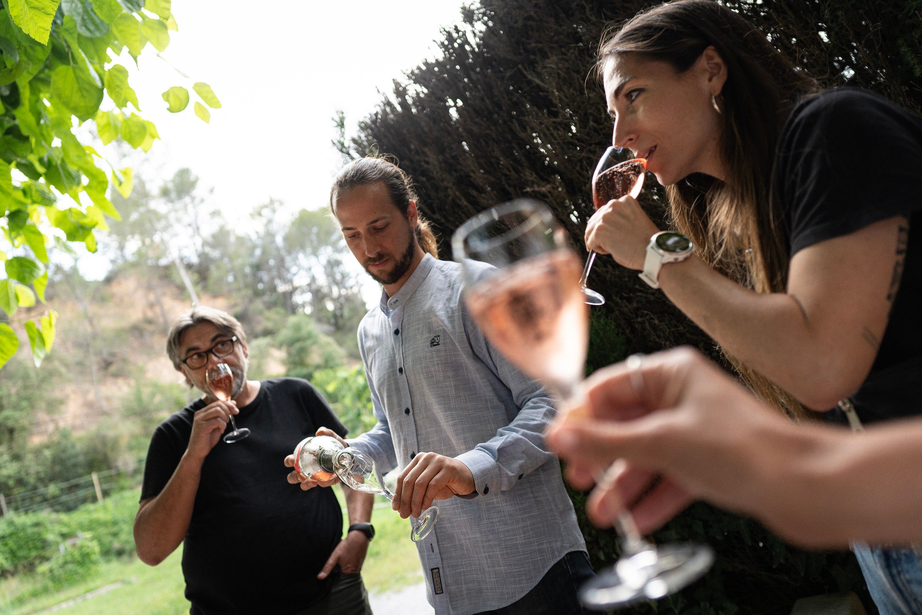 El “turismo slow”, ámbito sobre el cual quiere innovar la plataforma diseñada por Helena, Anna y Arnau, tiene su premisa en que el viajero de hoy en día busca una conexión real con el territorio que visita y con las personas que conoce. Productores o anfitriones locales que, además de ofrecer una experiencia ecoturística, comparten sus experiencias vitales y nos otorgan su recurso más valioso: el tiempo.
