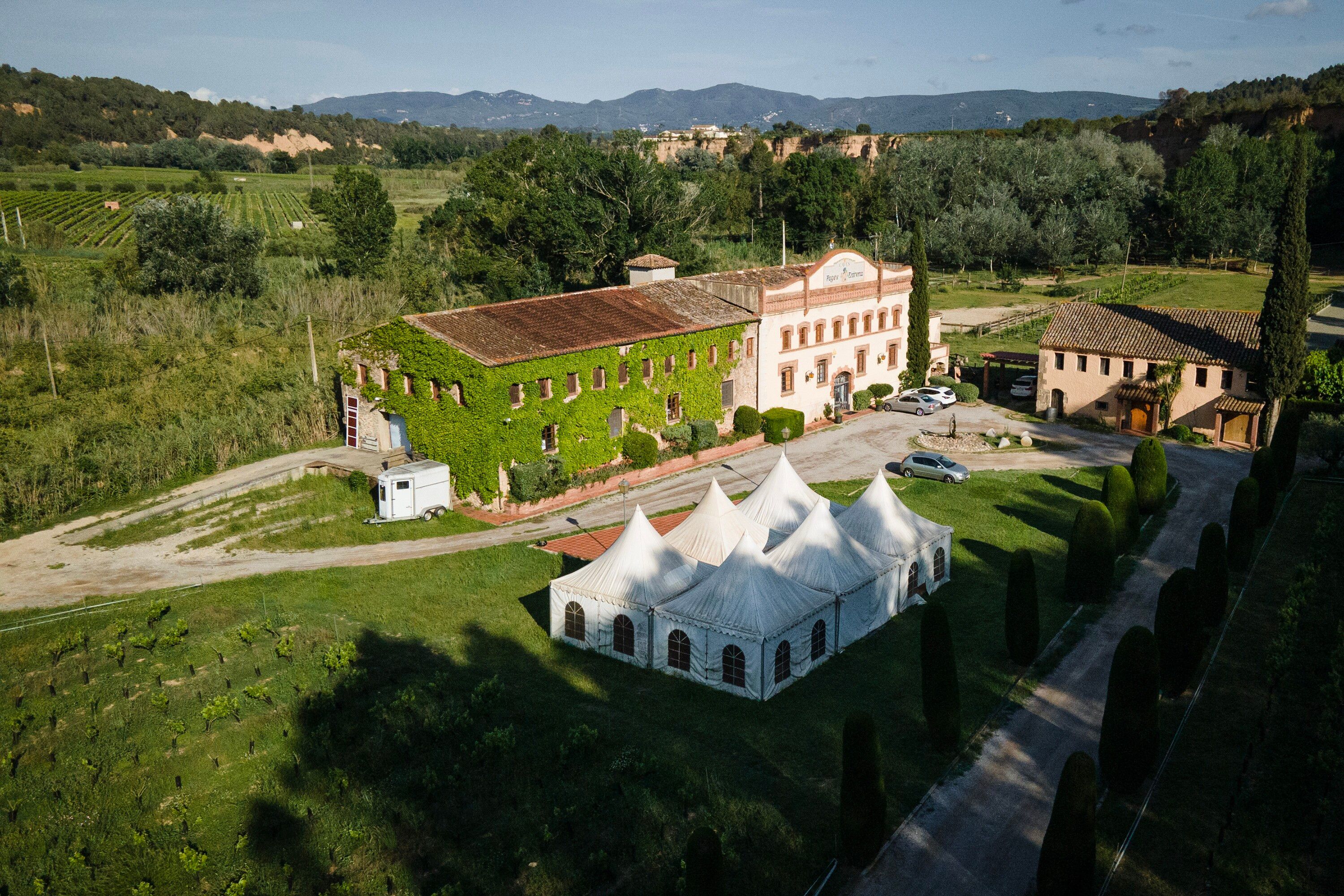 Cuando apareció el reconocimiento de la palabra Cava como denominación de origen, la familia Pagès adquiere un antiguo molino papelero del siglo XVIII. Un emblemático edificio, rodeado de un paraje natural ideal, que reunía las condiciones favorables para su óptima elaboración.