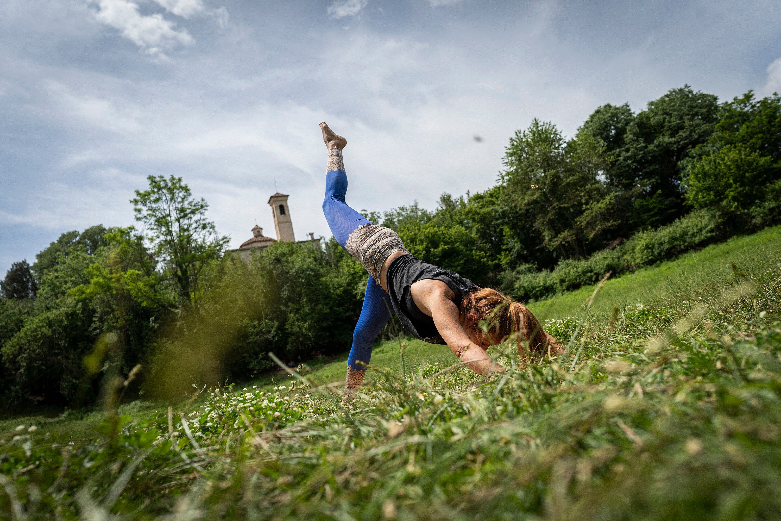 El Parque Natural de la Zona Volcánica de la Garrotxa, en los Pirineos de Cataluña, destaca por su vegetación exuberante de encinares, robledales y hayedos. Un entorno natural privilegiado, custodiado por una cuarentena de conos volcánicos y más de veinte coladas de lavas basálticas, para vivir experiencias ecoturísticas relacionadas con el bienestar físico y mental, como el yoga. 