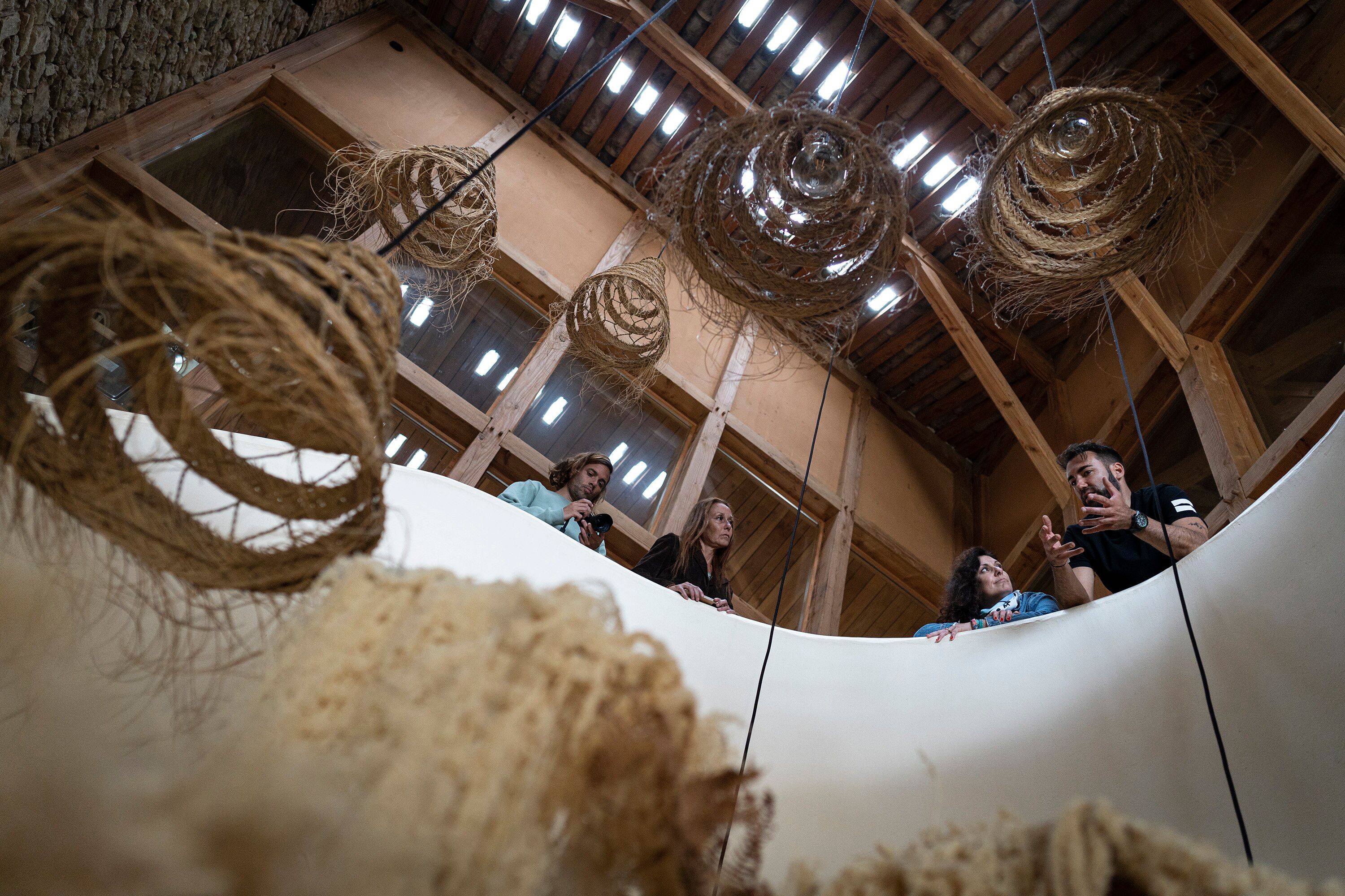 Gerard Bofill, impulsor de la iniciativa, defiende que el ecoturismo es una forma de moverse de un sitio a otro, intentando entender y respetar la esencia del lugar de destino. Una mentalidad que entiende todo espacio como una forma colaborativa con la naturaleza, con las personas que lo habitan, y con la cultura que define su identidad.