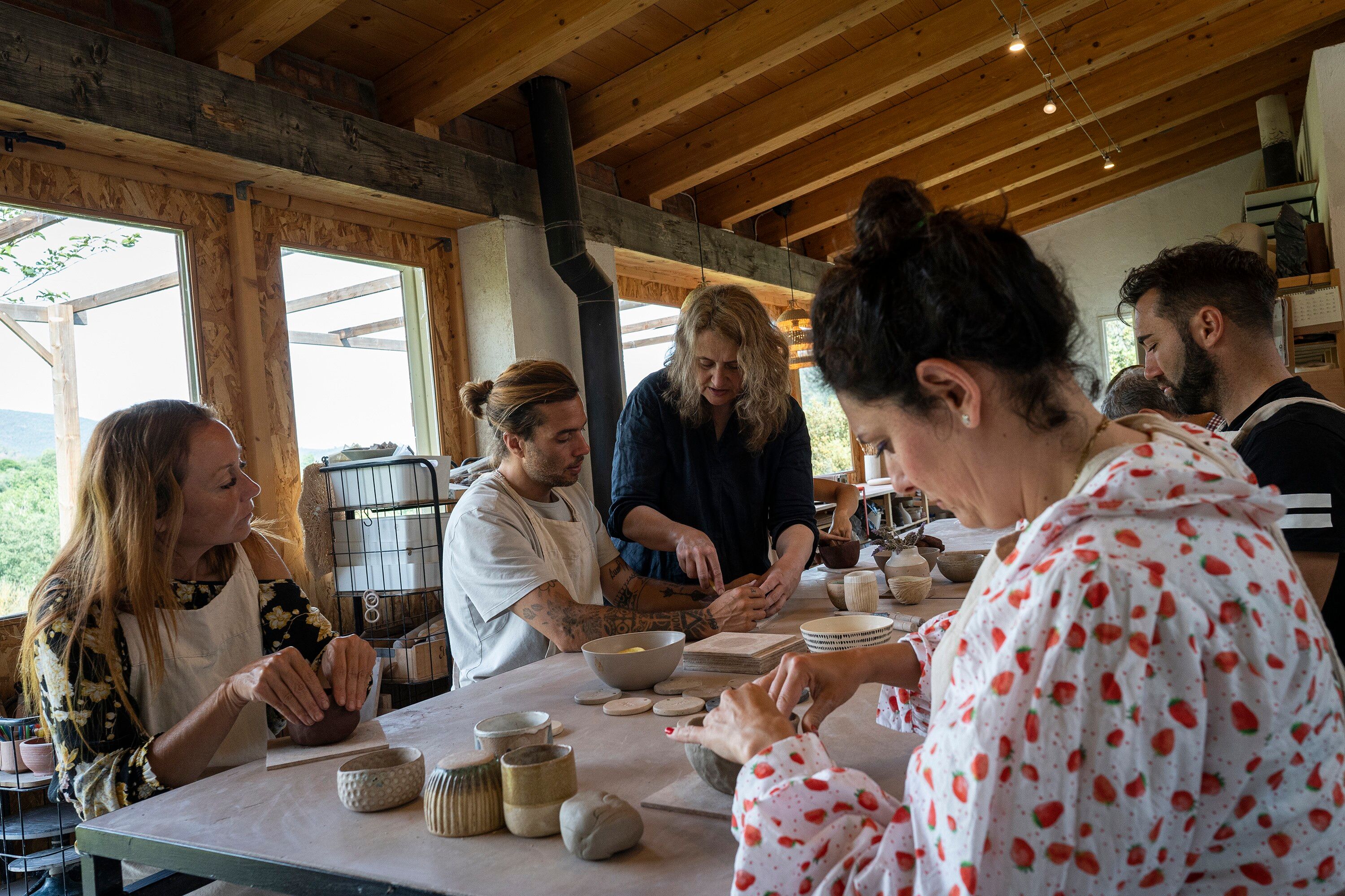 Gerard nos invita a conocer otras experiencias ecoturísticas de la zona y conectar con las personas que las llevan a cabo. Núria Negre ofrece en su acogedor taller, en un enclave natural privilegiado, la posibilidad de realizar un taller de cerámica artesanal. Una actividad que nos permite bajar las revoluciones del día a día, mientras disfrutamos explotando nuestra creatividad.
