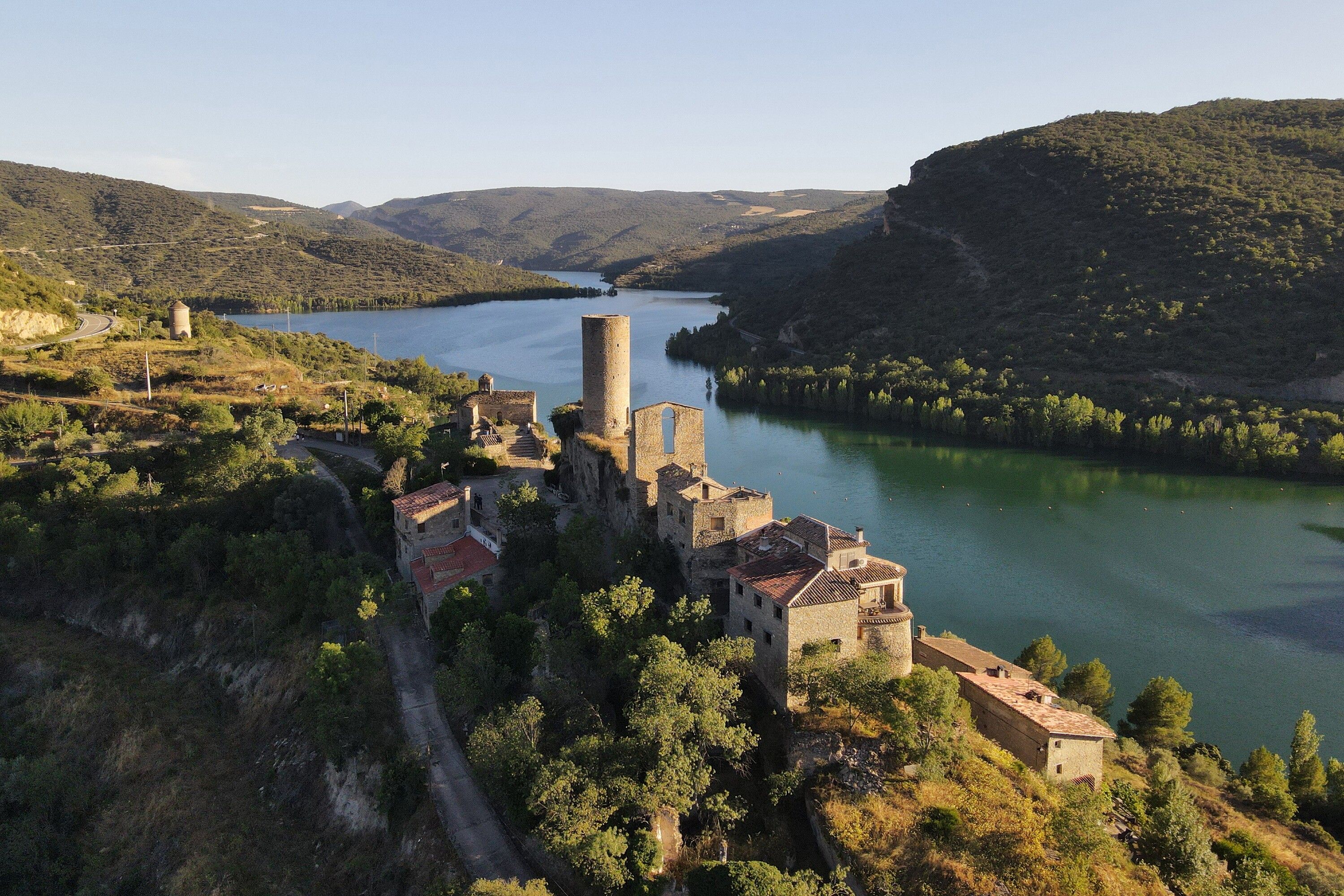 La Fundación Starlight ha creado un sistema de certificación, mediante el cual se acreditan aquellos espacios que poseen una excelente calidad de cielo y que representan un ejemplo de protección y conservación del medio aéreo. La Sierra del Montsec, en la provincia de Lleida, es uno de estos escenarios idóneos que incorpora la observación del firmamento como parte de su patrimonio natural, paisajístico, cultural y científico, fomentando así el astroturismo.