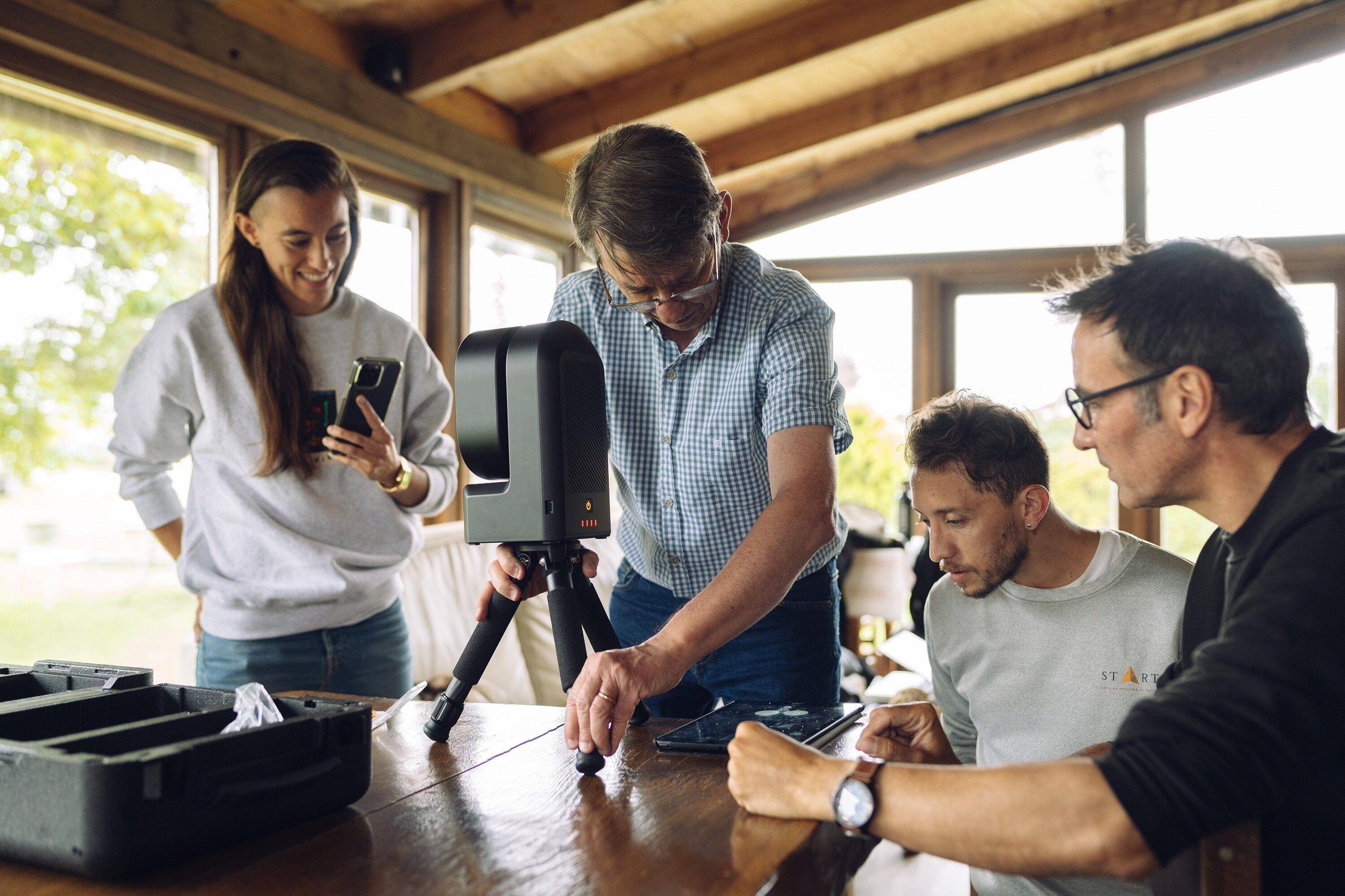 Joan Pujol es astrónomo y ha dedicado prácticamente toda su vida (principalmente en la zona donde se encuentra la Sierra del Montsec, en Terres de Lleida) a su gran pasión: la observación y divulgación científica sobre el universo. Tomó su primera fotografía del Sol cuando tenía solo 14 años, hace medio siglo, un recuerdo que aún atesora pues para él cada imagen es un soporte donde guardar sus emociones.