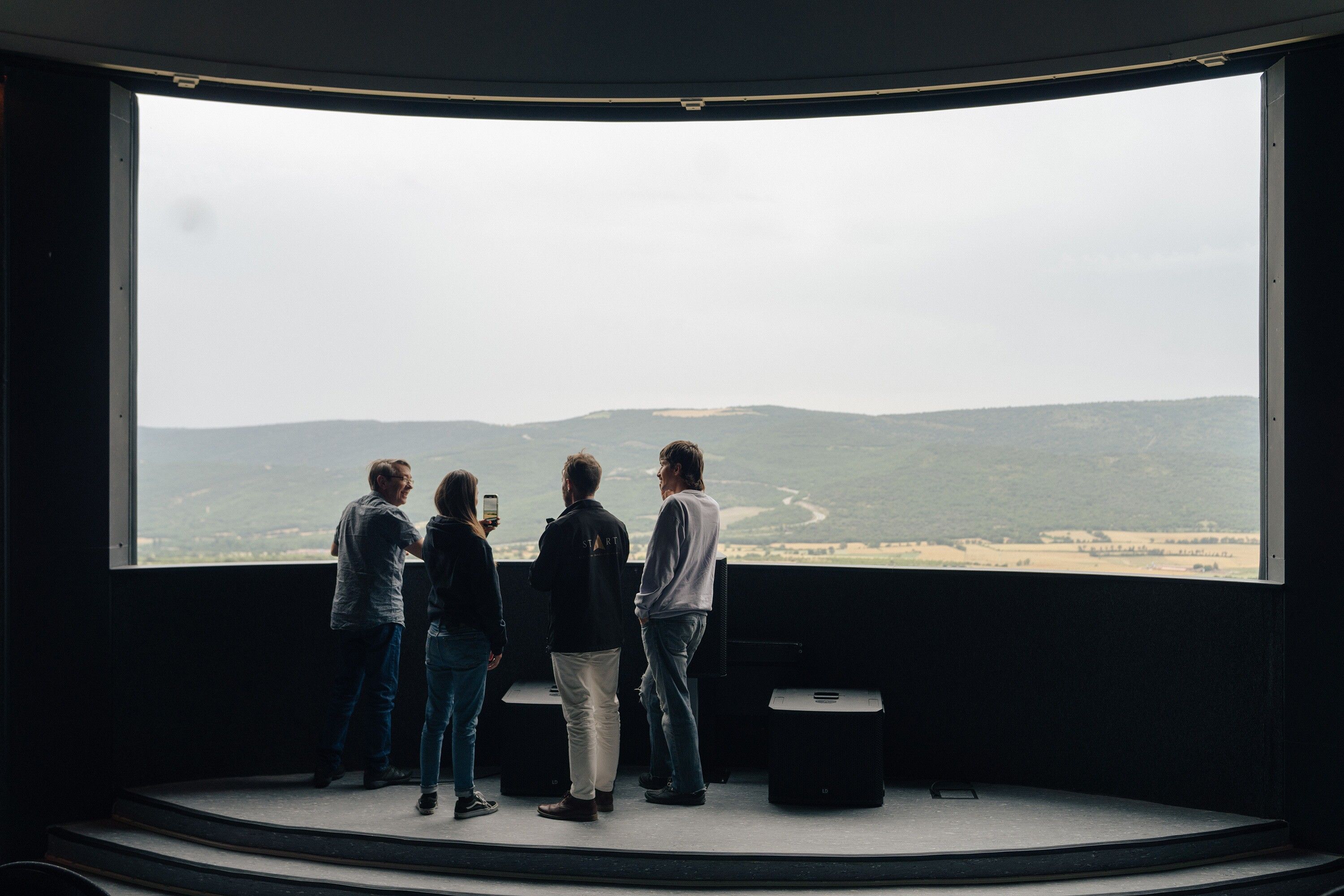 Joan afirma que actualmente la observación del universo le proporciona confort y tranquilidad, a la vez que le recuerda lo ínfimos que somos en la totalidad del cosmos. Reconoce que, aún hoy, siente la ilusión y curiosidad de aquel niño que se emocionaba cuando, a través de su telescopio, recibía por primera vez la imagen de una galaxia que nunca antes había observado.