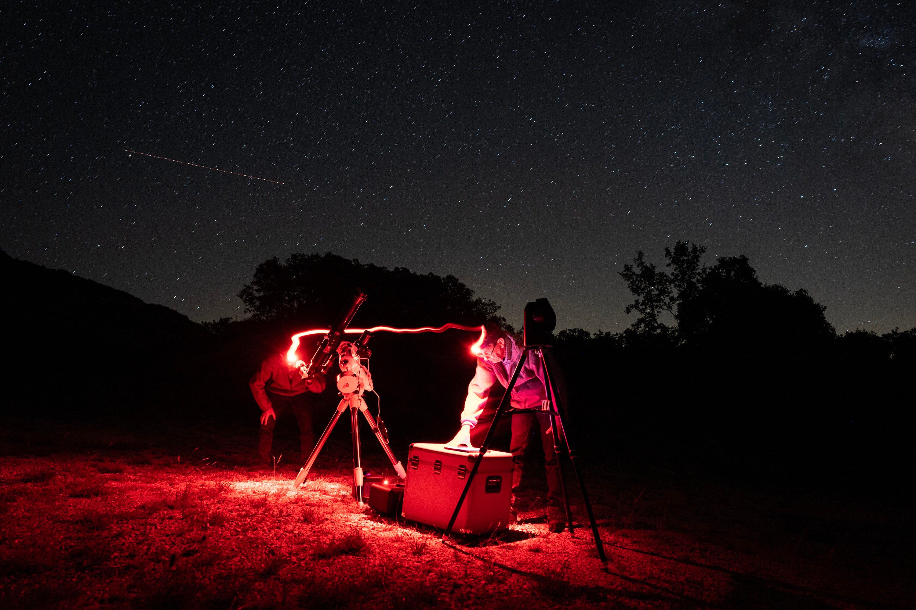 Cuando estudiamos el cielo nocturno, ya sea a simple vista o mediante un telescopio, realmente estamos captando la luz de las estrellas, planetas, o galaxias, que se encuentran a centenares o millares de años luz de distancia. Es decir, observamos elementos del firmamento que se encuentran en el pasado, y que tal vez ya no existan. Por ese motivo, y según Joan, los astrónomos son los arqueólogos del universo.