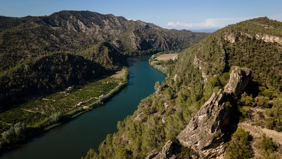 El río Ebro, el segundo más largo y caudaloso de la Península Ibérica, es a su vez el eje vertebrador de las cuatro comarcas más meridionales de Cataluña. Las “Terres de l’Ebre” son un destino turístico emergente, lejos de las aglomeraciones de los circuitos convencionales, que destaca por sus espacios naturales protegidos, así como por el legado histórico, cultural y arquitectónico de aquellas poblaciones que durante siglos se han asentado y prosperado junto al Ebro.