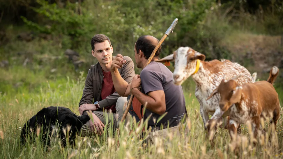 Hace ya casi dos décadas que Sergi y Eva decidieron cambiar por completo su estilo de vida, abandonando sus antiguos empleos en la urbe para dedicarse a la cría de cabras y la producción de queso en Capafonts. Actualmente compaginan dicha actividad con la visita de escuelas y particulares, con los cuales comparten sus aprendizajes vitales como pastores.