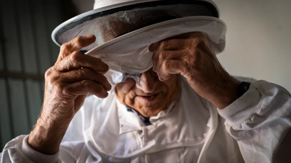 Joaquim Salvadó nació en Prades, un pueblo con encanto perteneciente al Baix Camp de Tarragona, y desde hace 70 años se dedica a la apicultura. Cuando solo tenía 11 años su tío le dió dos colmenas de abejas, y por curiosidad e iniciativa propia aprendió a cuidarlas para obtener la miel.