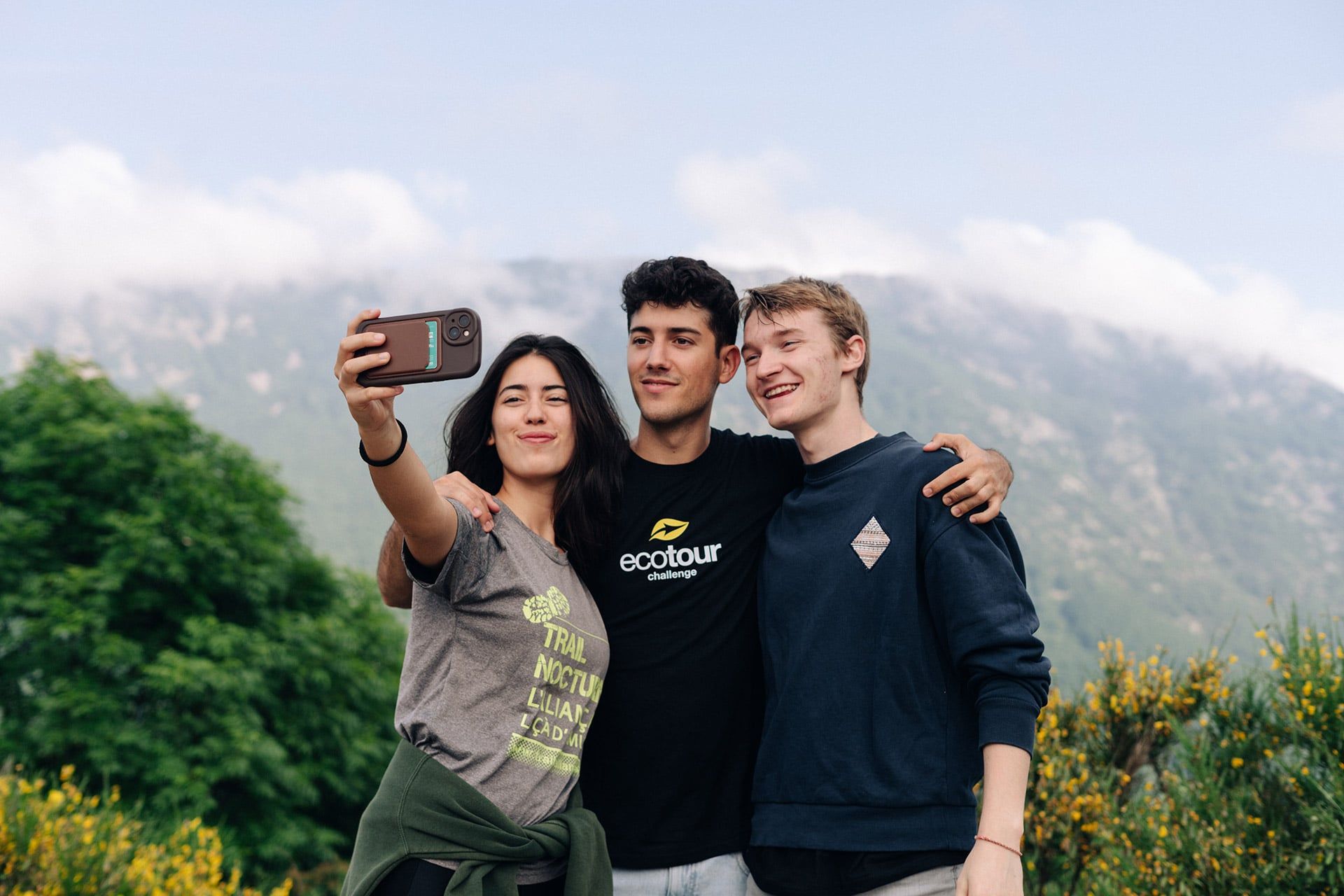 En esta tercera edición, el Ecotour Challenge organizó una Hackathon en el Montseny: una jornada intensiva en la que equipos de tres personas colaboraron para desarrollar ideas y soluciones innovadoras que impulsen y mejoren el ecoturismo en entornos naturales protegidos.