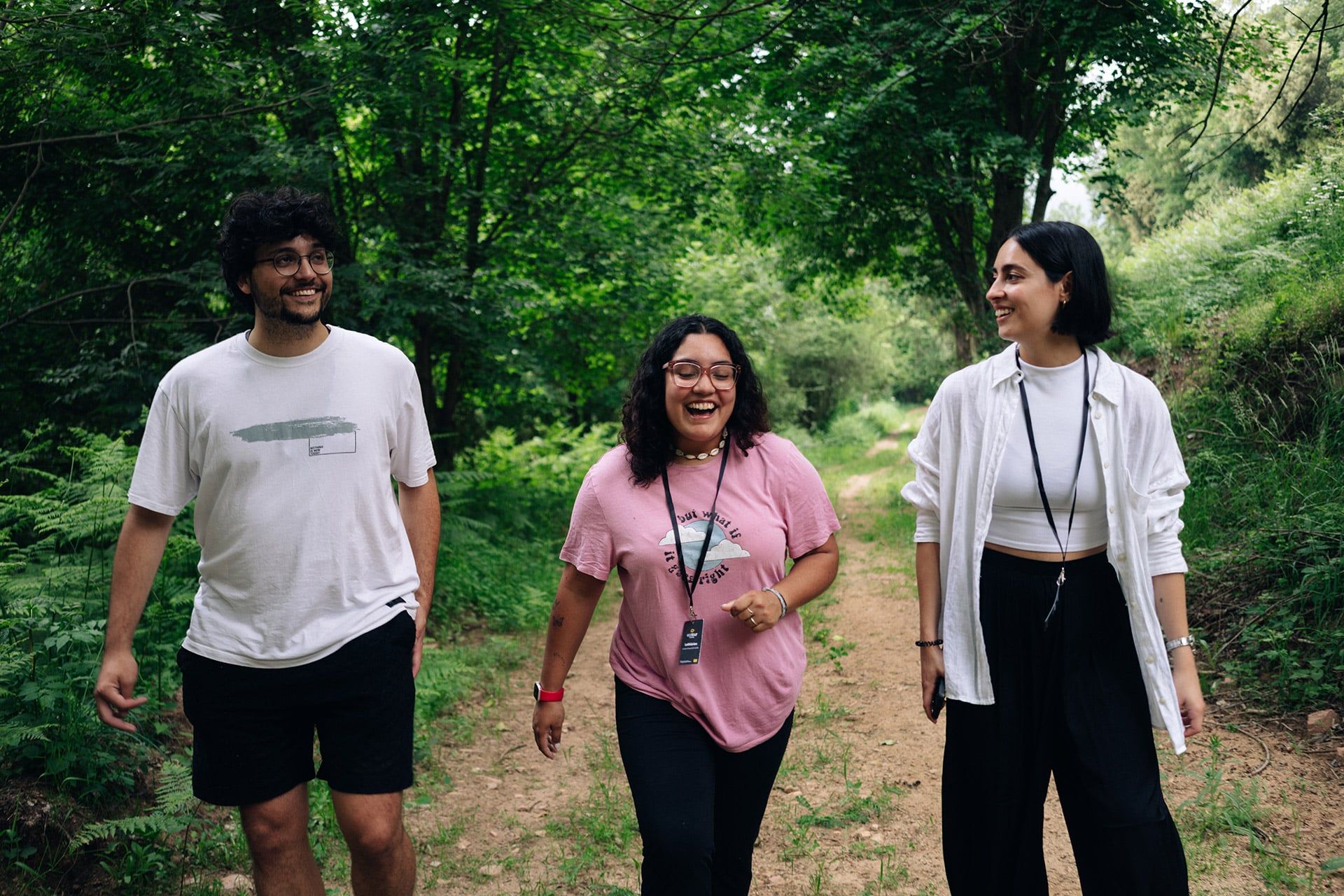 El ecoturismo promueve la visita responsable a espacios naturales protegidos, con el objetivo de conservar el medio ambiente, minimizar impactos negativos y favorecer el bienestar de las comunidades locales, fomentando además el aprendizaje y la conexión con la naturaleza.