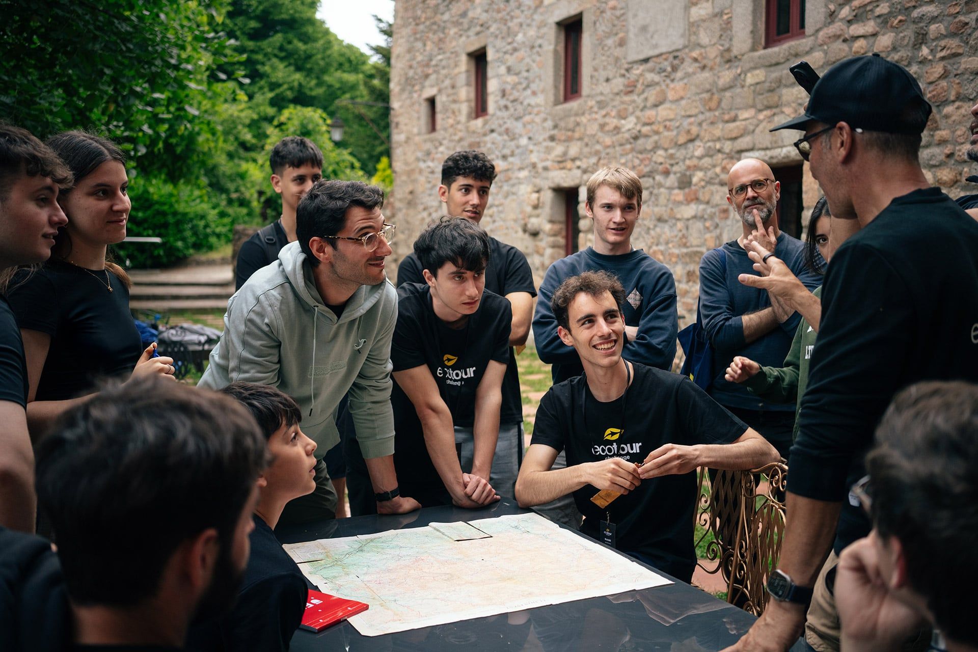 El reto de esta edición del Ecotour Challenge es diseñar propuestas innovadoras y de valor que permitan mejorar la convivencia entre residentes, visitantes y el propio entorno natural, garantizando así un turismo más responsable y consciente.