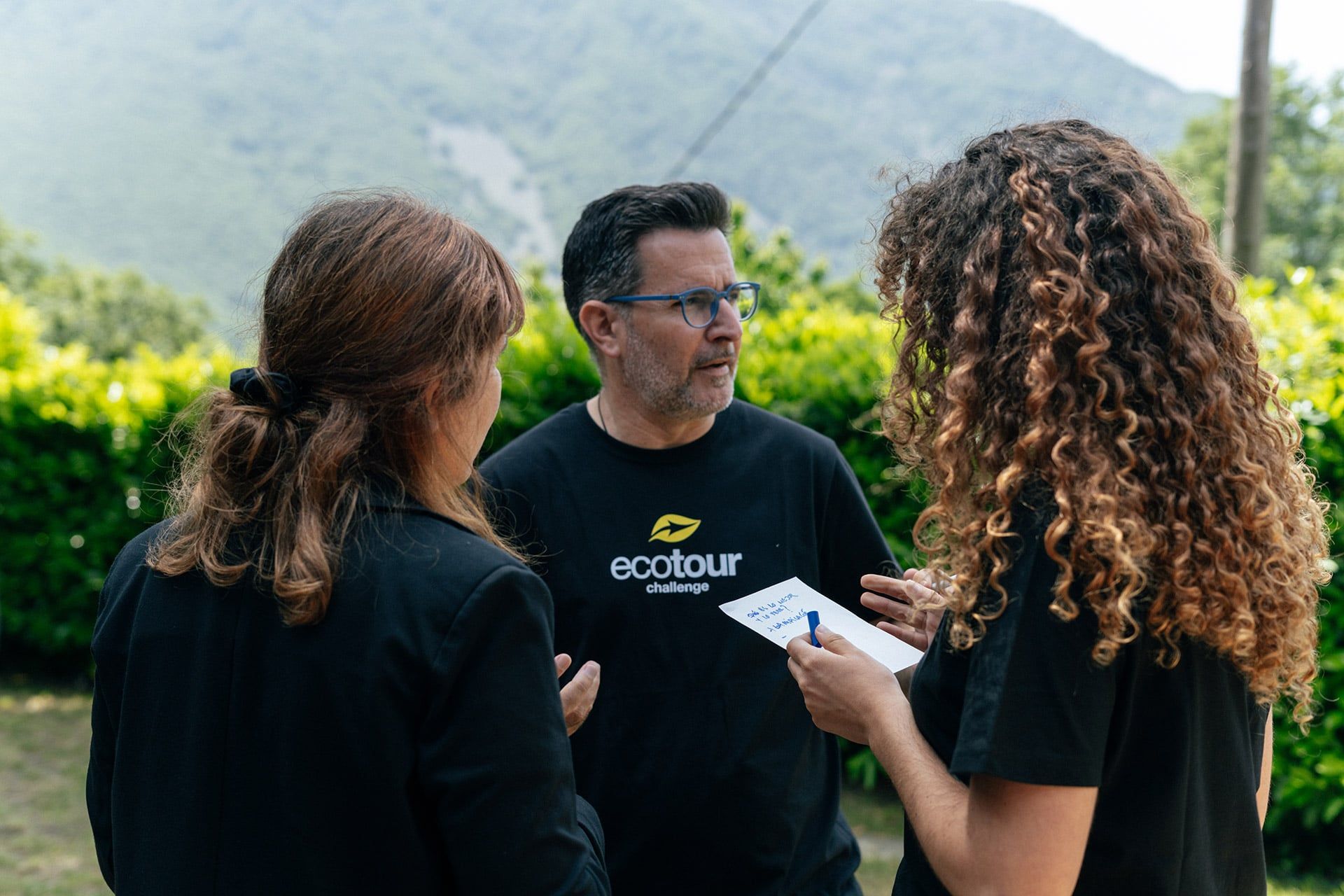 Cataluña apuesta por educar a las nuevas generaciones en valores de ecoturismo, conscientes de que serán ellas quienes heredarán el territorio. Iniciativas como el Ecotour Challenge ponen de manifiesto este compromiso, fomentando la innovación y el respeto por el medio ambiente entre los jóvenes participantes.