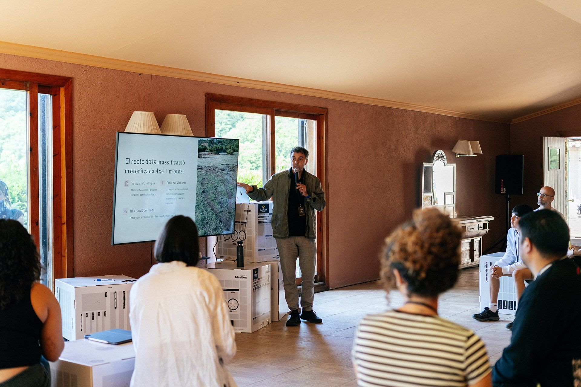 El Parque Natural del Montseny, a pesar de ser un espacio protegido, enfrenta desafíos como la masificación, la presión sobre los ecosistemas y la necesidad de conciliar conservación, uso público y actividad económica local.
