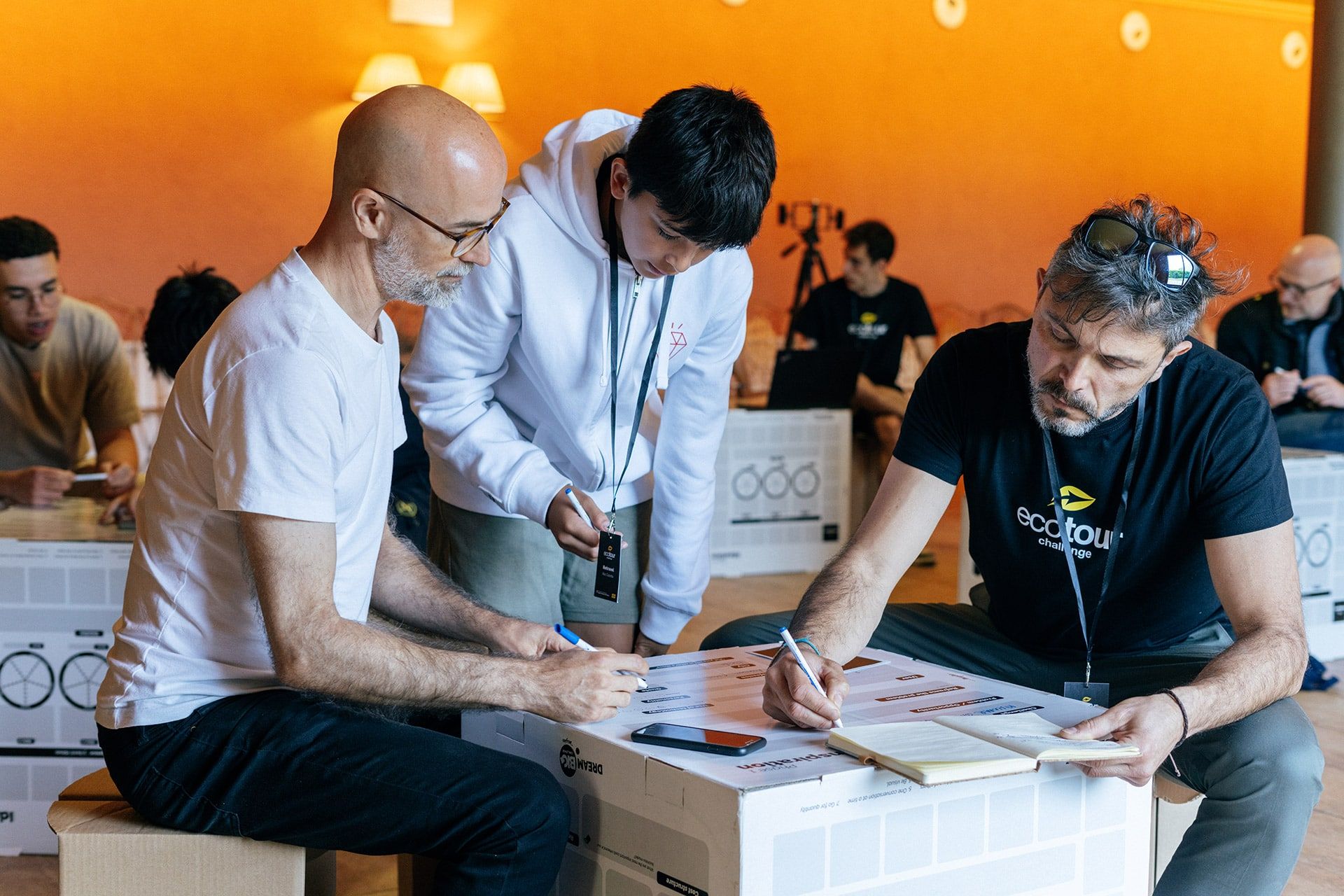 La diversidad generacional en los equipos de la Hackathon enriquece los procesos de innovación: combinando la frescura de las nuevas generaciones con la experiencia y perspectiva de quienes llevan más recorrido, generando ideas más completas, realistas y transformadoras.