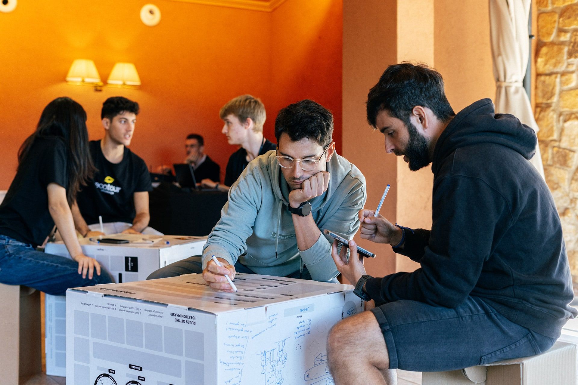 Los equipos interdisciplinares, formados por personas de distintos sectores profesionales o ámbitos de estudio, permiten abordar los retos con una visión diversa, plural y complementaria. Esta combinación enriquece el proceso creativo y favorece la creación de soluciones con impacto real.