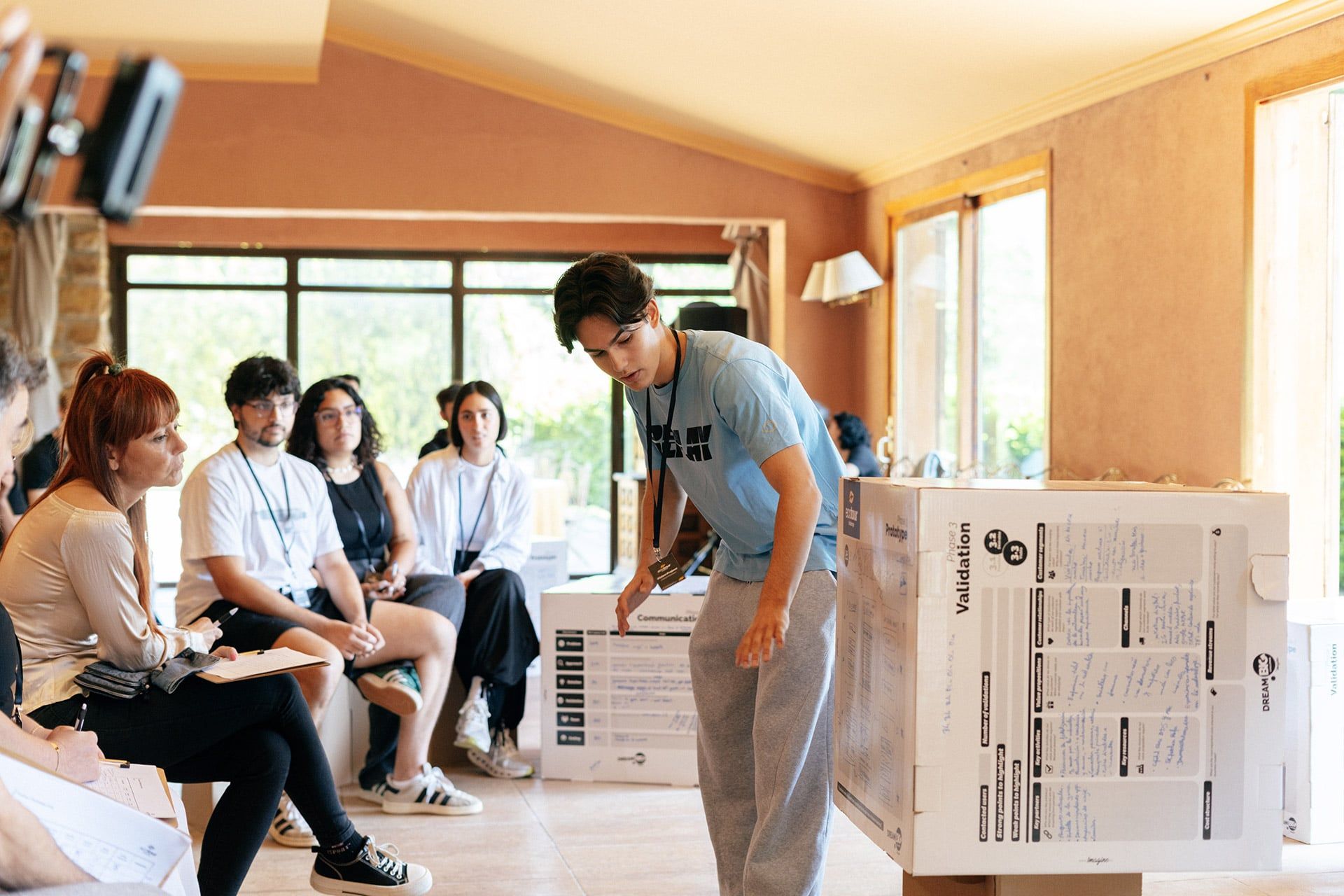 Al final de la jornada, todos los equipos defienden sus propuestas en una presentación final ante un jurado compuesto por expertos en innovación y ecoturismo, quienes evalúan la viabilidad y el impacto de las ideas desarrolladas.