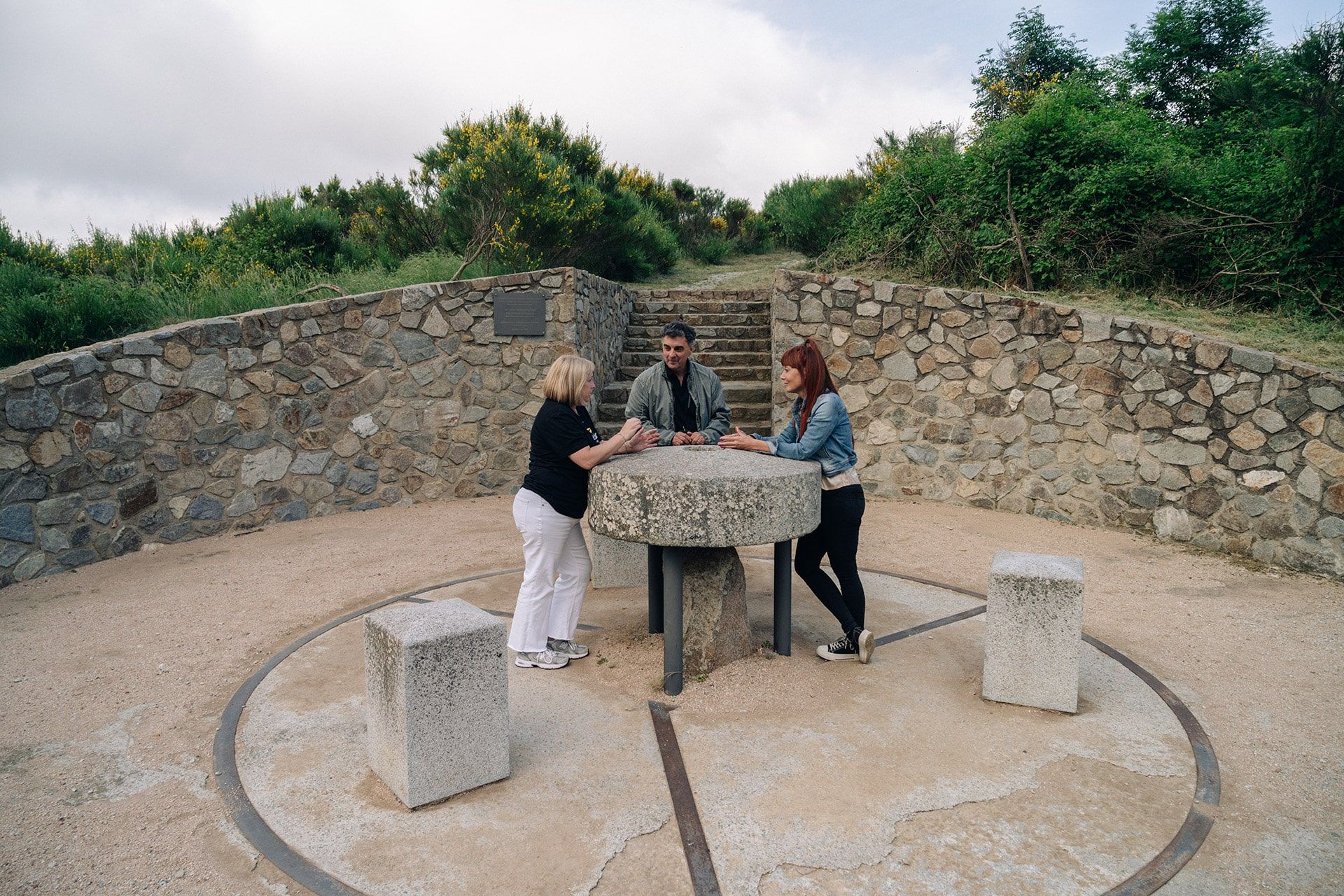 La deliberación del jurado tiene lugar en “La Taula dels Tres Bisbes”, un lugar histórico donde, según la tradición, los obispos de las diócesis de Terrassa, Vic y Girona se reunían para parlamentar sin salir de sus territorios, simbolizando la unión y diálogo entre las tres jurisdicciones.