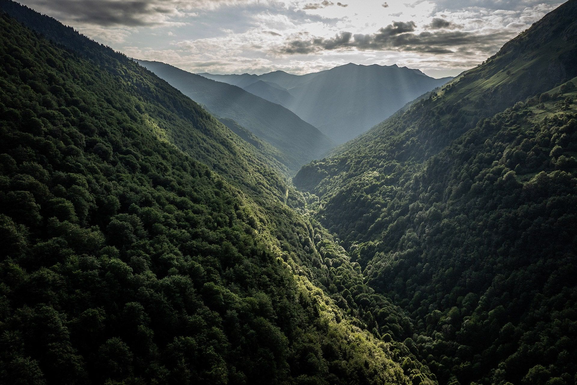 La Val d’Aran, situada en los Pirineos de Cataluña, destaca por su identidad propia, lengua aranesa y un patrimonio natural único. Sus paisajes de alta montaña, bosques frondosos y pueblos de piedra hacen de este valle un referente en ecoturismo y conservación medioambiental.