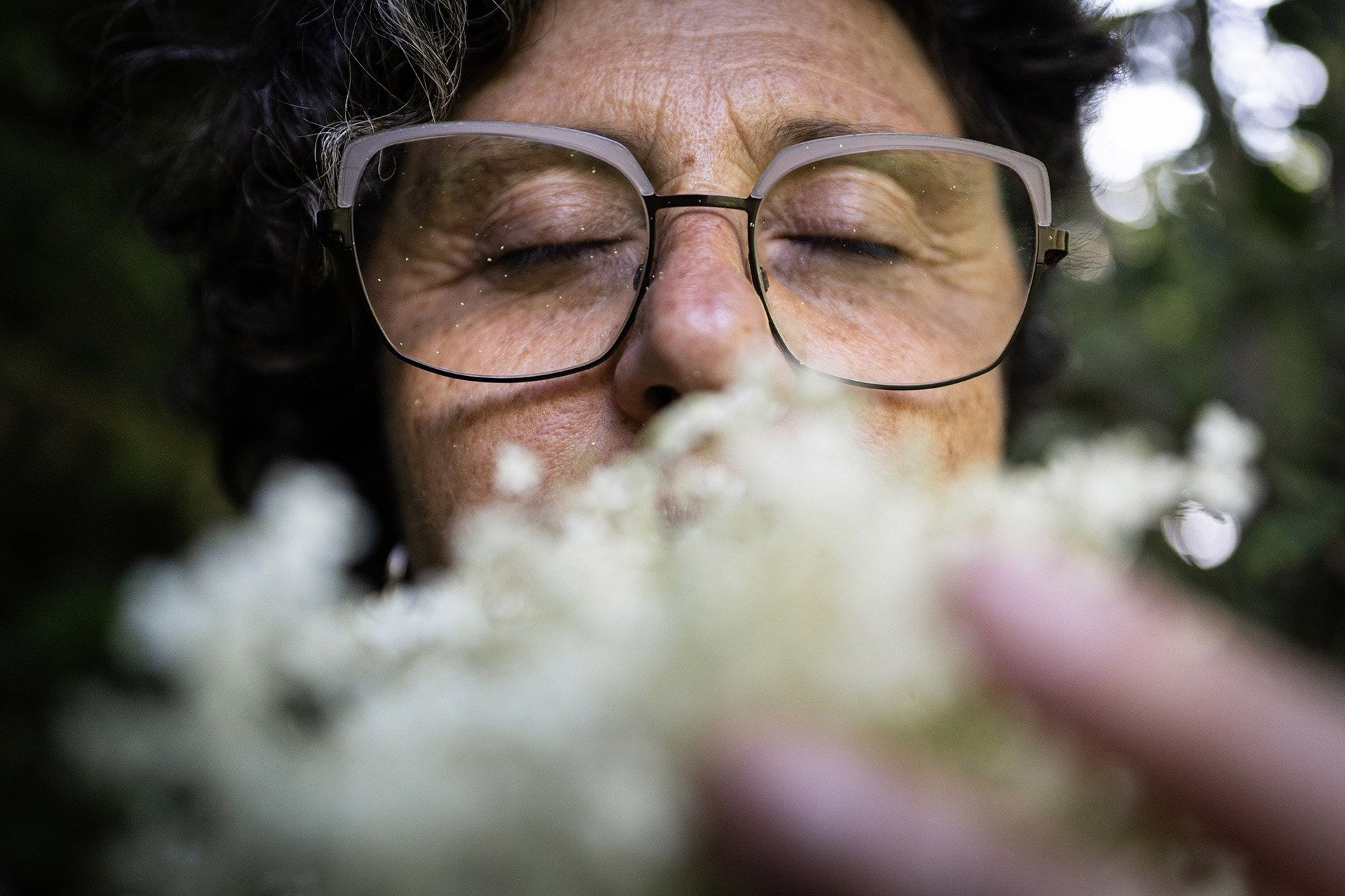 Sara Arjó es bióloga y lidera Verd e Blu, una iniciativa que pone en valor el patrimonio natural de la Val d’Aran a través de la educación, la mediación y la divulgación. Su objetivo es acercar la biodiversidad a todas las personas —locales o visitantes— y fomentar una relación respetuosa y consciente con el entorno natural.