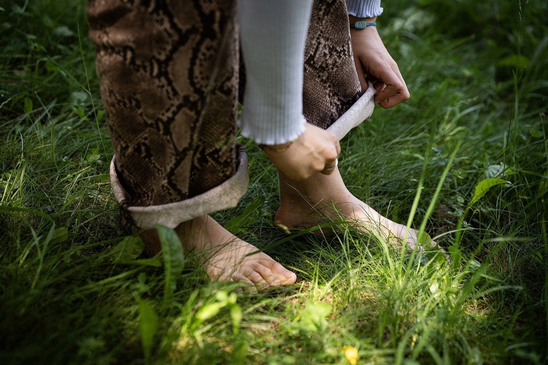 Sara defiende una forma de vivir la naturaleza sin prisas, con el corazón abierto y todos los sentidos despiertos. A través del conocimiento del entorno y las tradiciones aranesas, busca despertar la conexión y el amor por la tierra y con ello, el deseo profundo de protegerla.