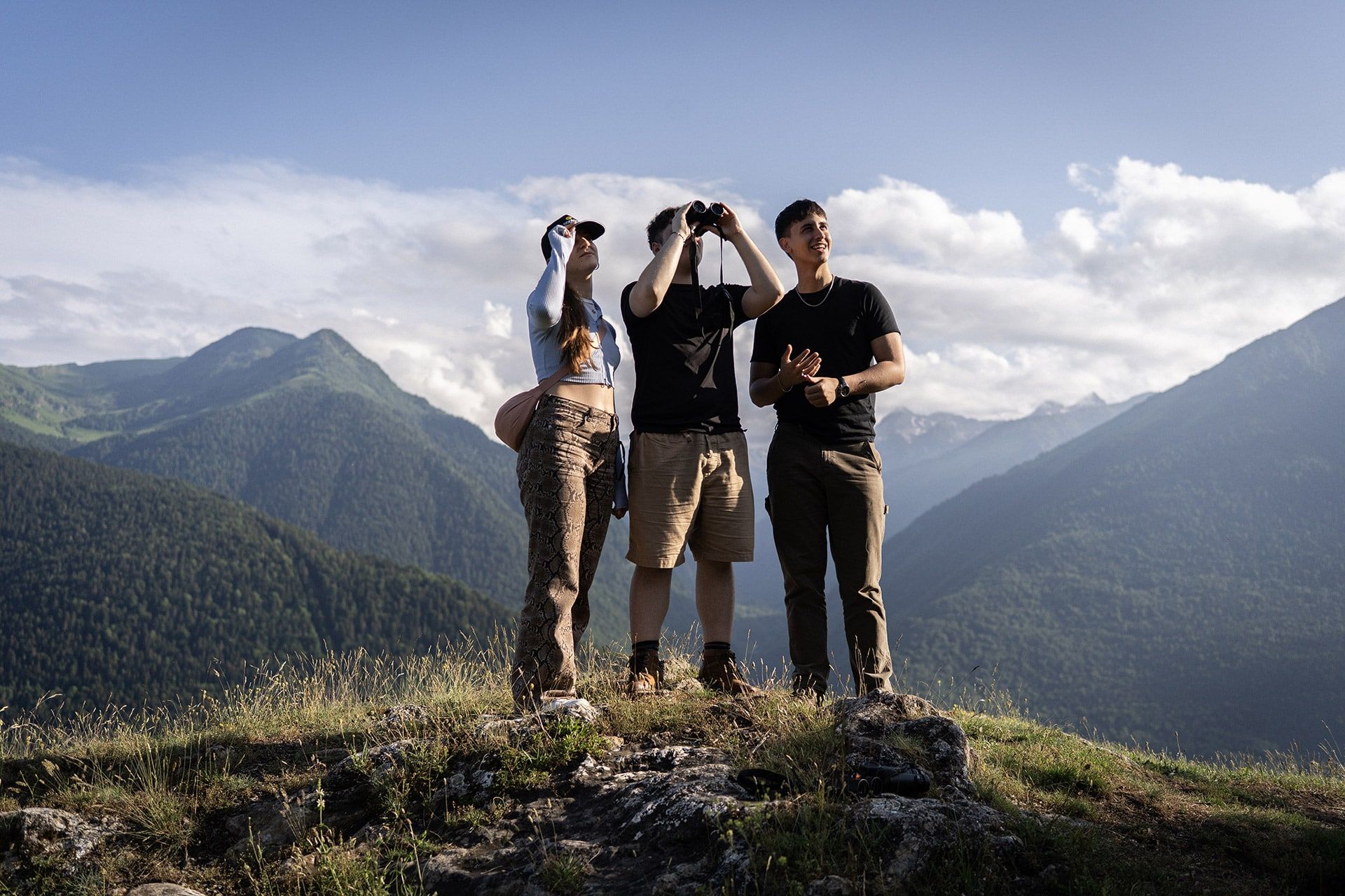 Los cielos de la Val d’Aran ofrecen un entorno privilegiado para el ecoturismo ornitológico. Observar el vuelo de las aves y reconocer sus distintos cantos, nos permite conectar con el entorno, despertar nuestra curiosidad y aprender a respetar la vida salvaje.