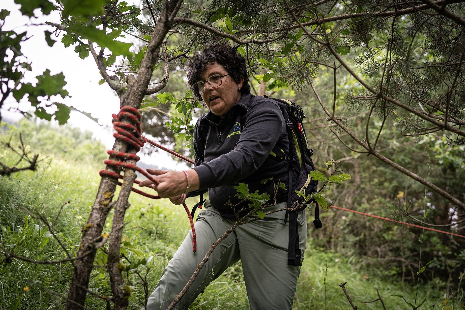 La motivación de Sara, guía en la Val d’Aran, es traducir el lenguaje de la naturaleza para que el visitante no solo conozca y comprenda el paisaje, sino que se sienta parte de él y se enamore. Como ella afirma: “solo si quieres, cuidas. Y si quieres mucho una cosa, procuras que permanezca en el tiempo”.