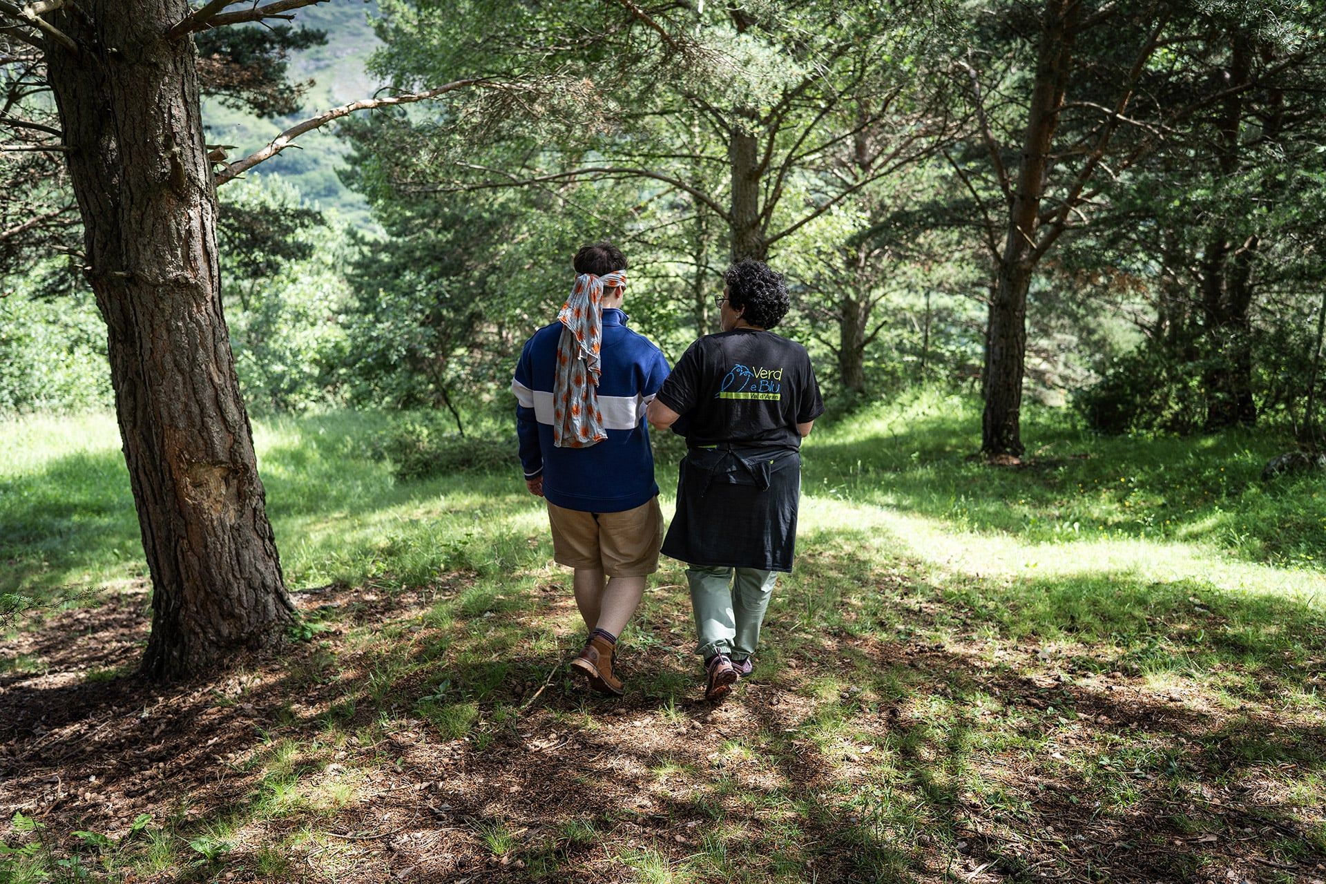 Actividades ecoturísticas como la orientación en la naturaleza con privación de la vista nos invitan a explorar el entorno mediante otros sentidos. Esta experiencia no solo nos conecta de forma distinta con el paisaje, sino que nos ayuda a empatizar con especies que perciben un mundo diferente al nuestro.