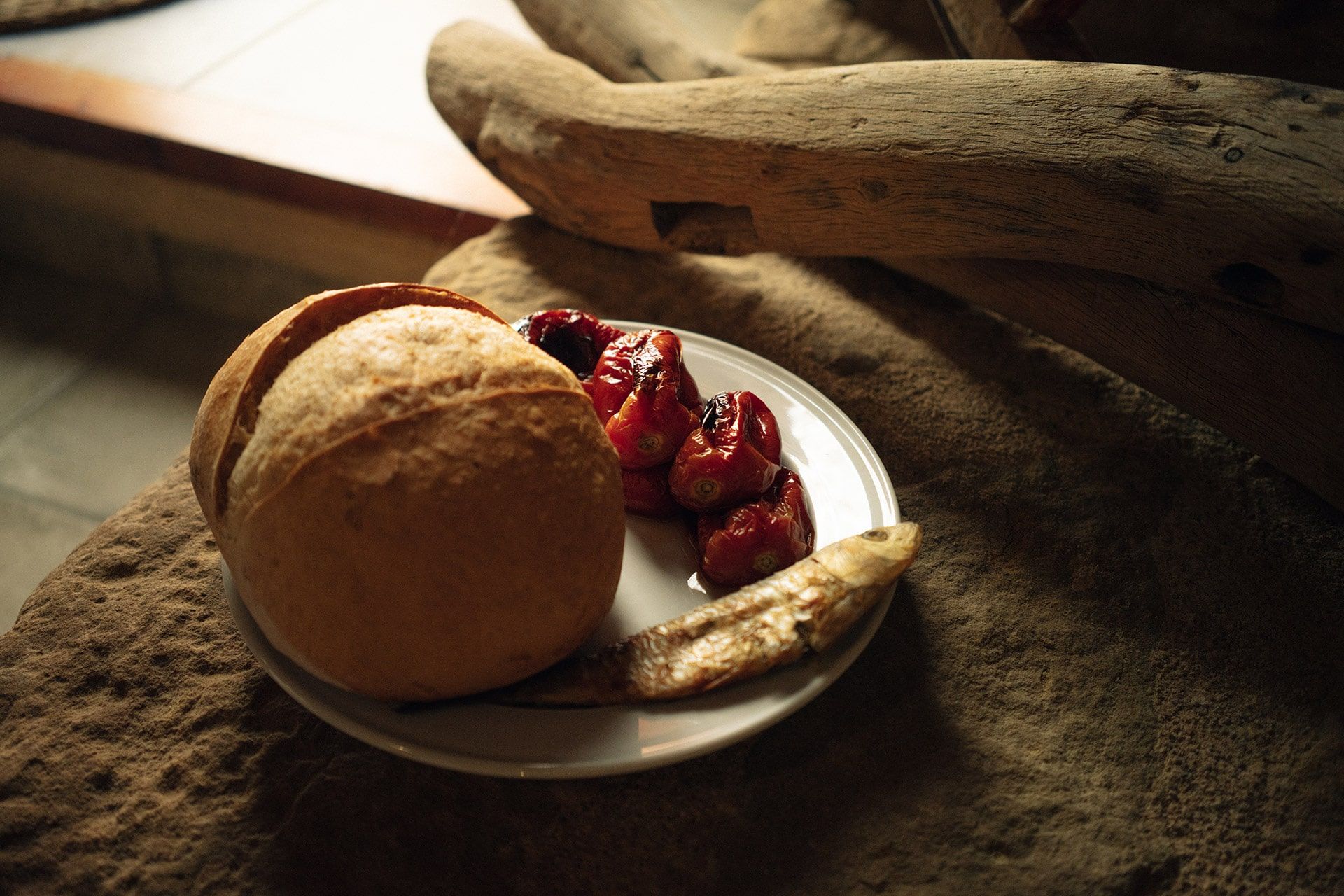 La “Clotxa” es un plato tradicional de la región de las Terres de l’Ebre, elaborado principalmente con pan, verduras de temporada y aceite de oliva, que refleja la riqueza agrícola de la zona. Originariamente, era una comida sencilla y nutritiva para los campesinos, y hoy es un símbolo cultural y gastronómico que celebra la identidad local.