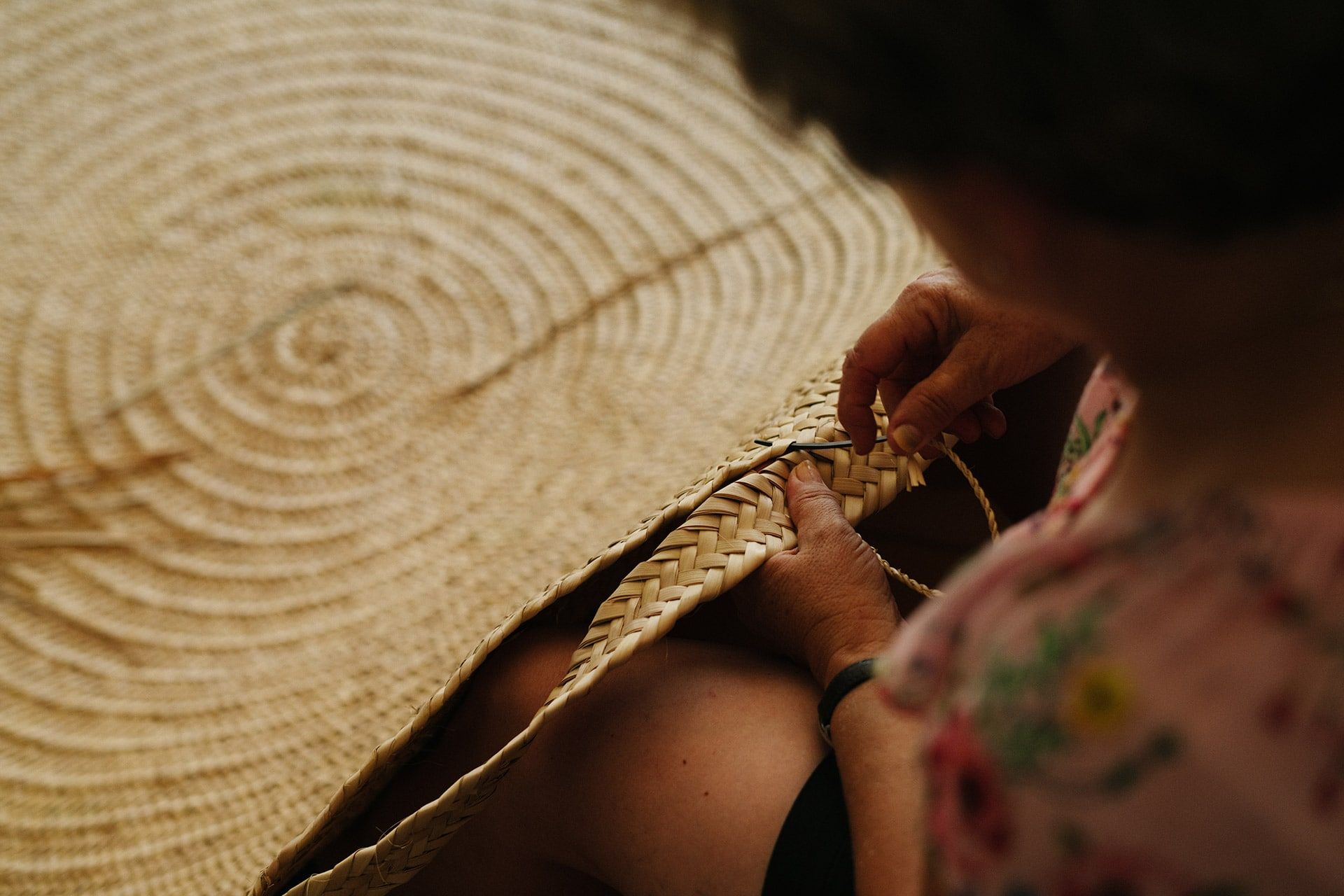 Tradicionalmente, este oficio clave para la economía rural ha sido desempeñado sólo por mujeres, quienes elaboraban objetos como cestas, sacos y alfombras. Hoy día, el Museo de la Pauma en Mas de Barberans conserva y expone algunas de estas creaciones de fibra vegetal. 
