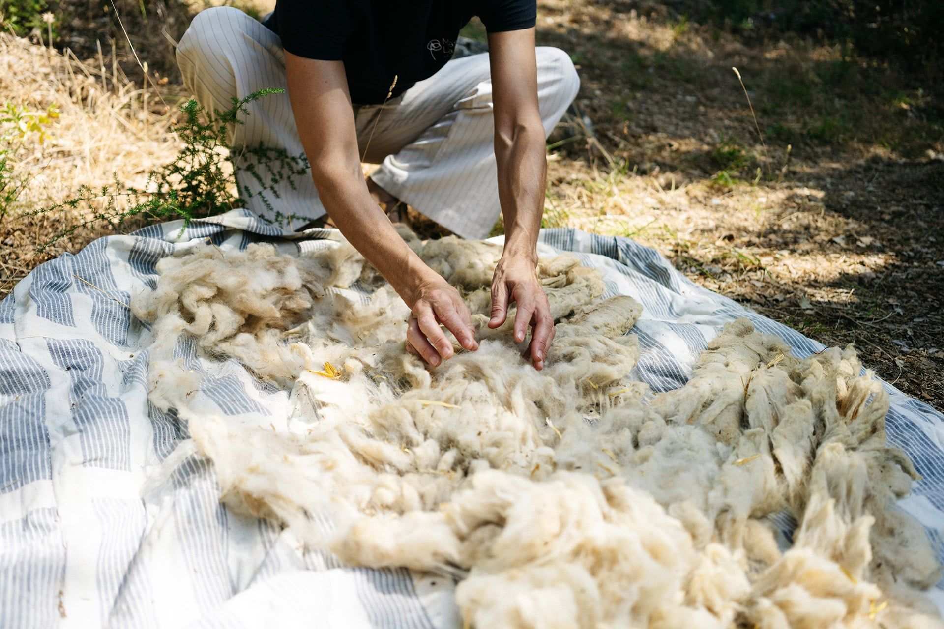 El fieltro, obtenido del vellón de oveja, es una materia prima de origen animal con gran arraigo en Terres de l’Ebre. Históricamente, su resistencia y versatilidad lo convirtieron en un material esencial para confeccionar prendas, calzado y utensilios de uso cotidiano en la vida rural, reflejando el estrecho vínculo entre el ser humano, el paisaje y sus recursos.