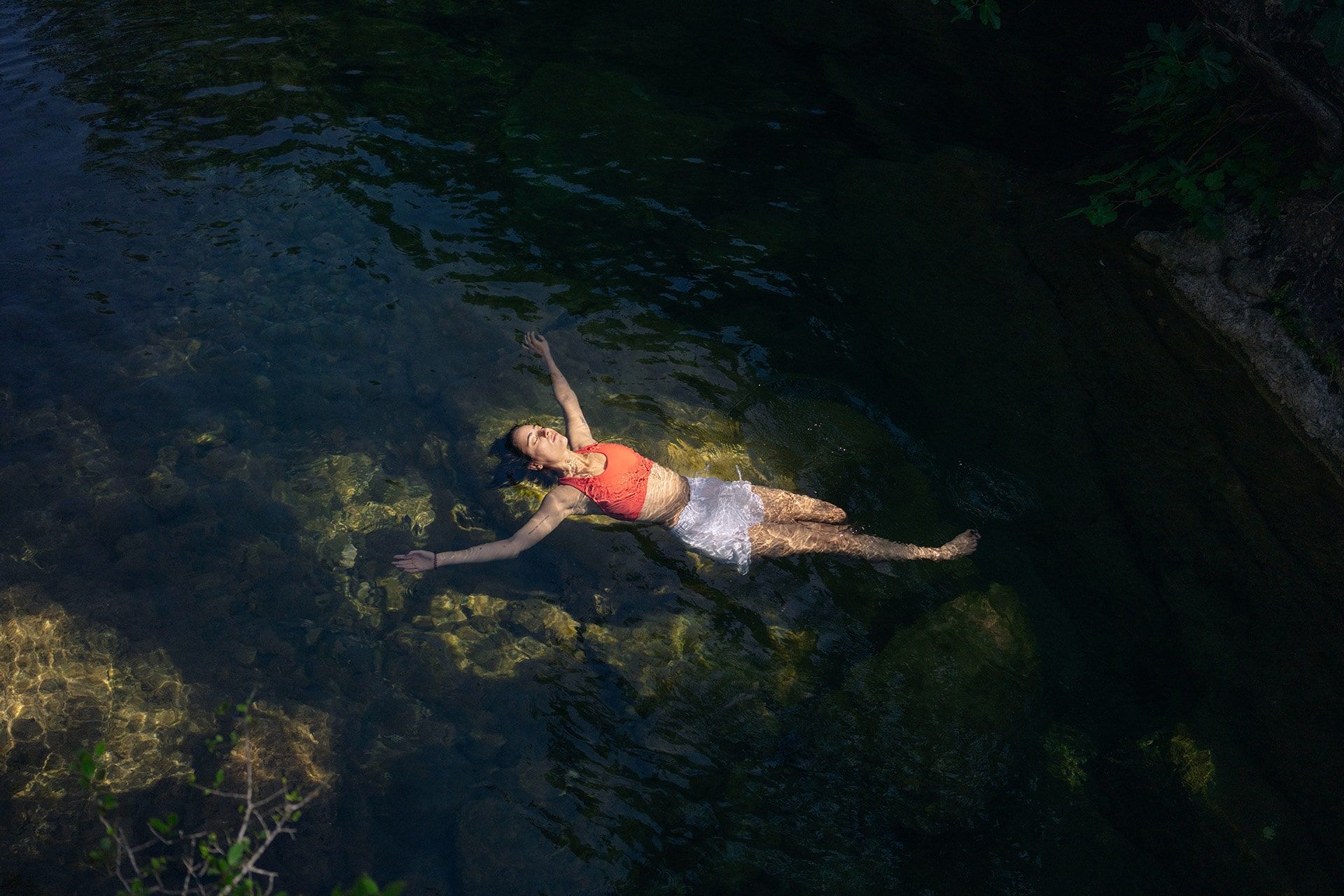 A pesar de ser un destino poco conocido —o quizá precisamente por ello— el Parque Natural de Els Ports ha sabido conservar su identidad rural, ofreciendo al ecoturista una experiencia auténtica, ligada a la tierra, la biodiversidad y las tradiciones de un territorio que mantiene vivo su propio ritmo.