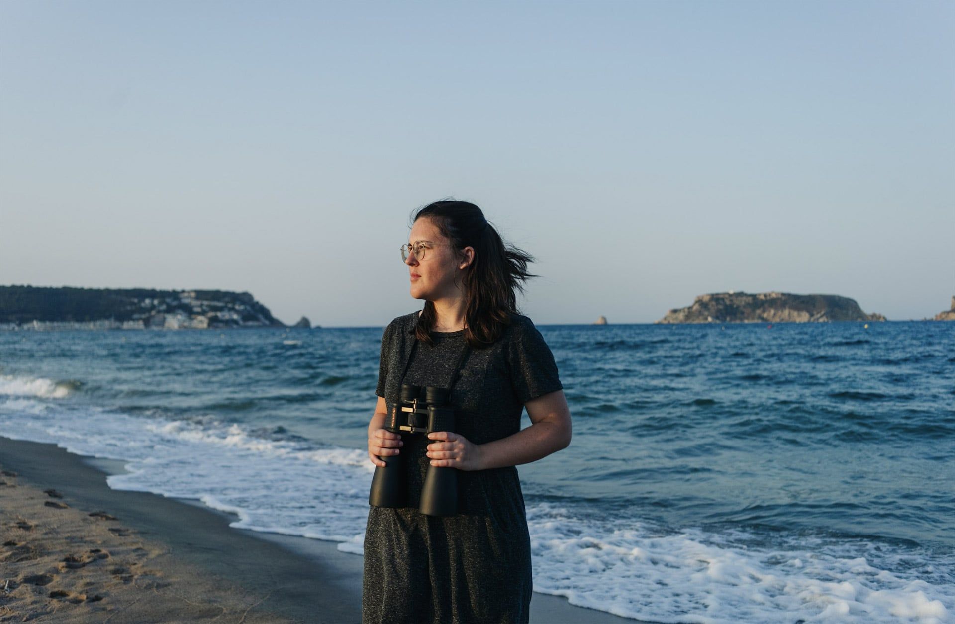 La Costa Brava, con su gran afluencia de visitantes atraídos por la belleza de su litoral, es uno de los destinos más populares del Mediterráneo. Precisamente por ello, es clave concienciar al turista de que es posible —y necesario— disfrutar del medio marino a través de prácticas responsables que protejan su frágil equilibrio ecológico. 