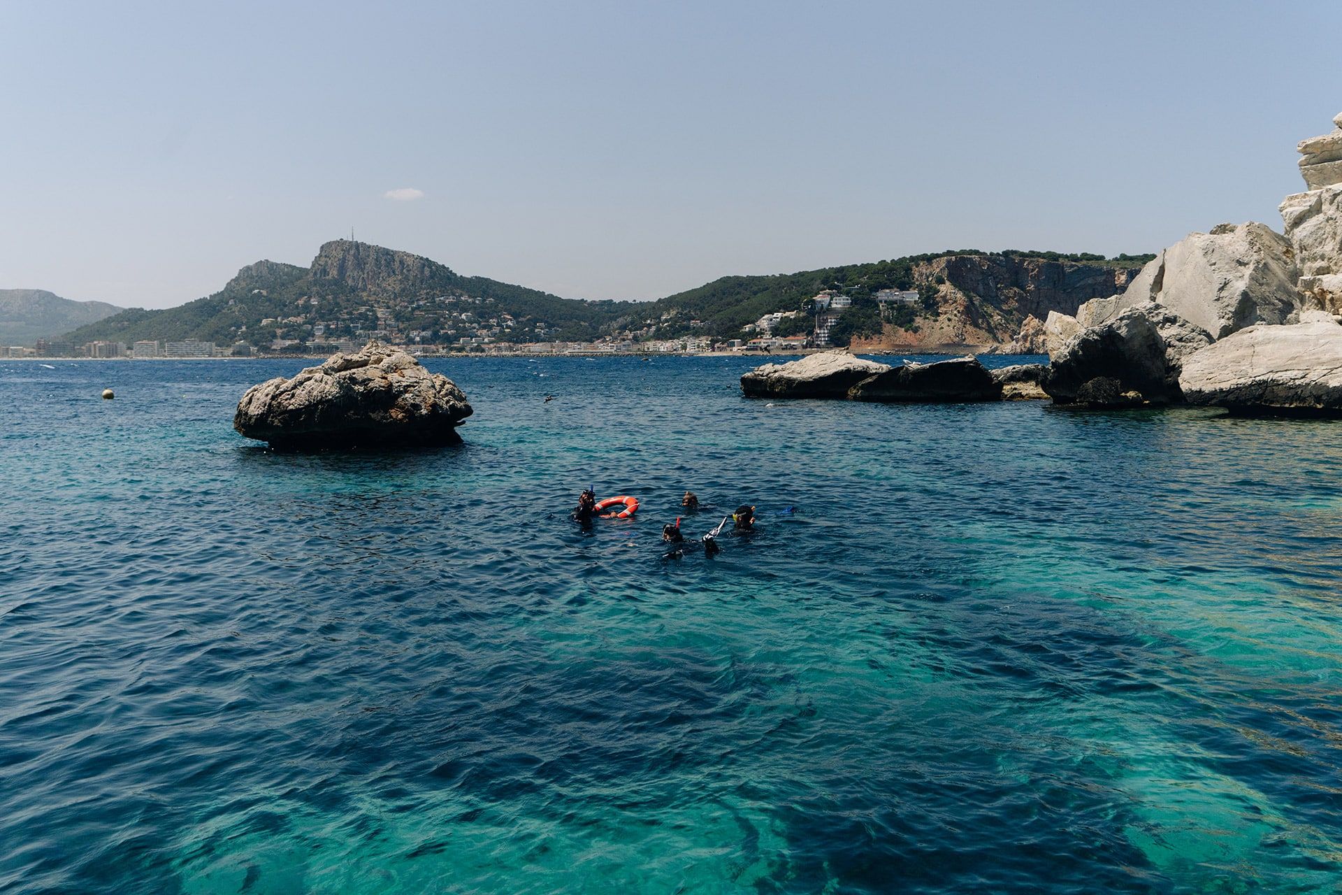El Parque Natural del Montgrí, les Illes Medes i el Baix Ter es uno de los espacios más emblemáticos de la Costa Brava, donde conviven paisajes terrestres y marinos de gran valor ecológico. Gracias a la adhesión a la Carta Europea de Turismo Sostenible, se promueve un modelo de visita respetuoso que garantiza la conservación del entorno y de las especies que lo habitan.