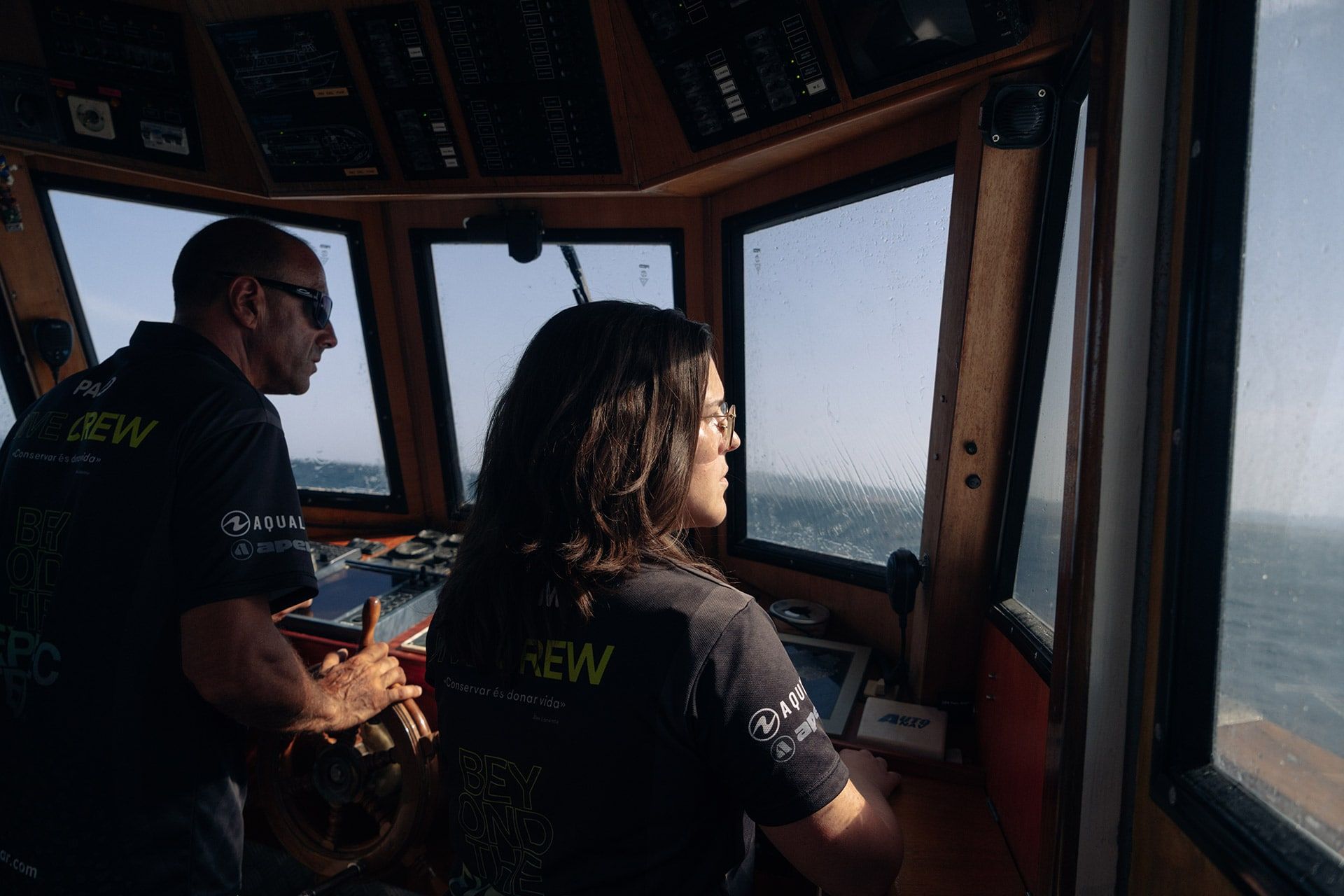 Miriam Prat dirige El Rei del Mar, un centro de inmersión familiar fundado en 1990 y ubicado en l’Estartit, junto a las Illes Medes. Comprometida con la conservación marina, Miriam promueve actividades de buceo responsable y participa en proyectos de concienciación ambiental.