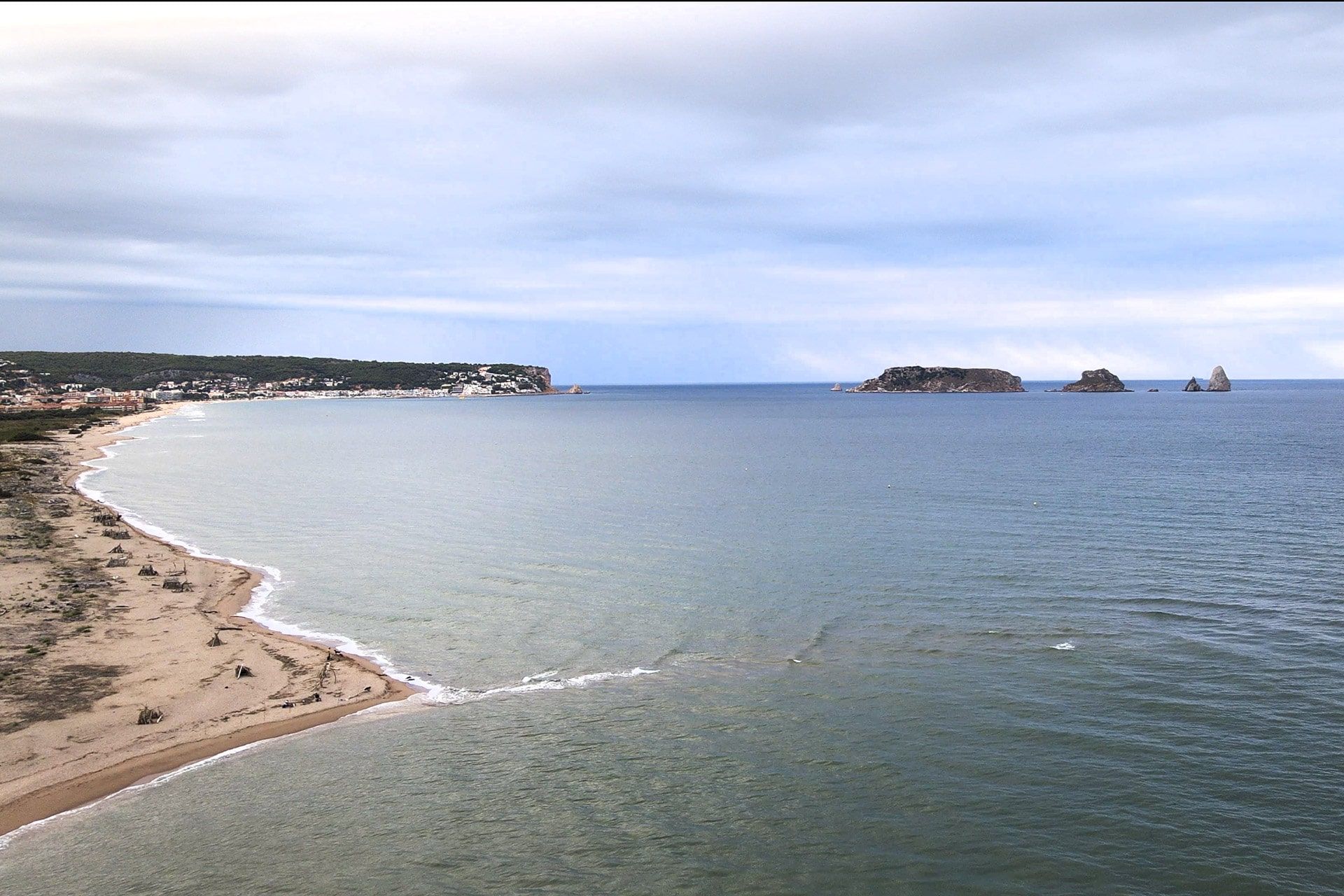 “Un parque, tres paisajes” define la esencia del Parc Natural del Montgrí, les Illes Medes i el Baix Ter, donde el macizo, las islas y la llanura revelan una extraordinaria diversidad de paisajes, especies, hábitats y comunidades. Un territorio vivo que ofrece múltiples formas de conocerlo, sentirlo y quererlo.