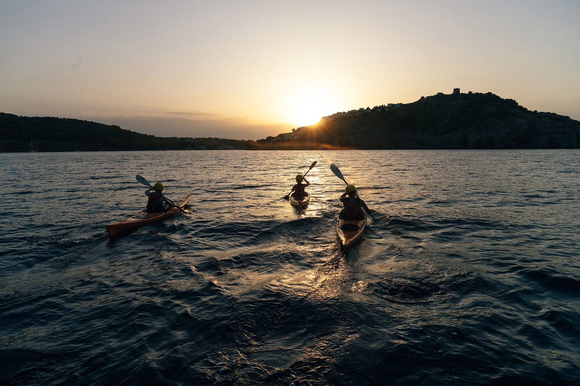 El kayak guiado es una experiencia ecoturística única que permite descubrir la diversidad del paisaje local, conectando dos mundos: el rico medio marino de las Illes Medes y la impresionante línea de costa rocosa del Montgrí, ofreciendo una forma sostenible y cercana de explorar este entorno natural.