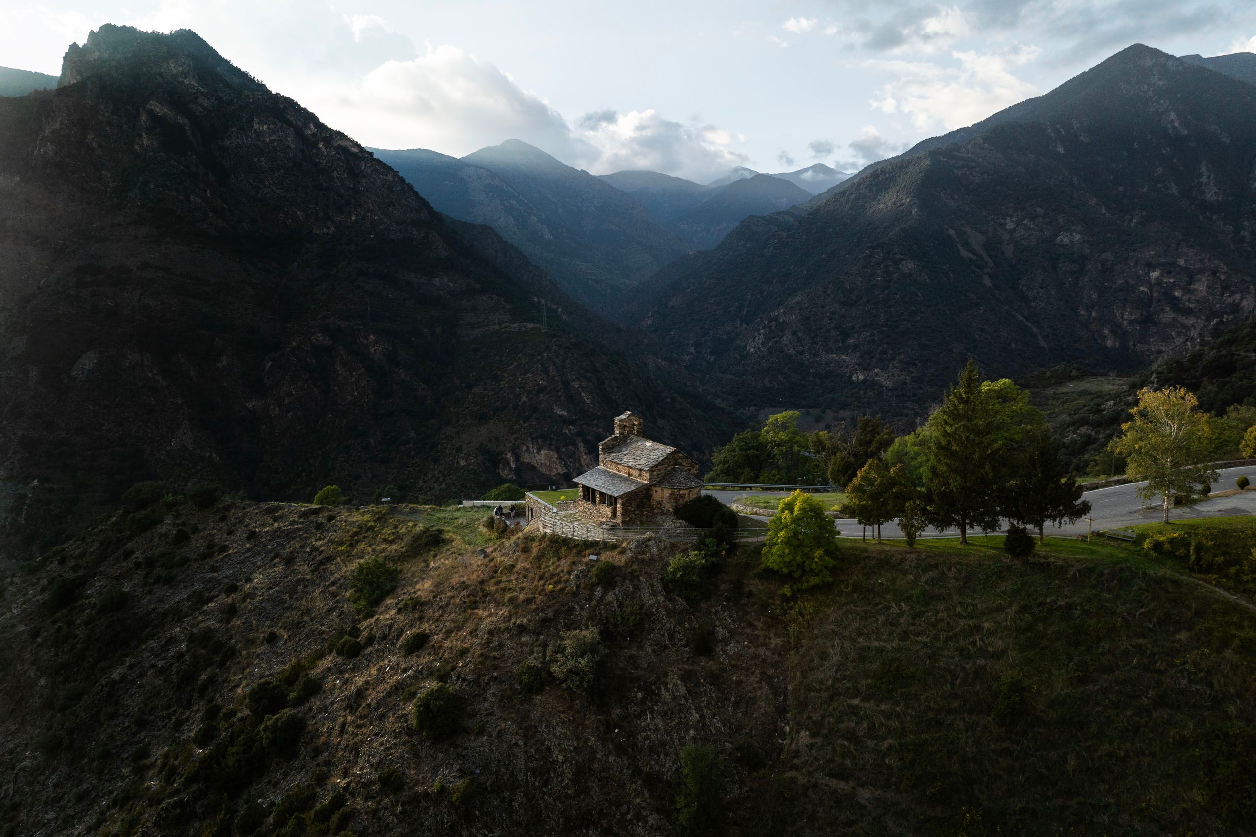 Sant Serni de Nagol simboliza el arraigo del románico en todo el Pirineo. En Andorra, más de 40 iglesias definen una identidad milenaria tallada en piedra y pizarra. Un patrimonio único integrado armoniosamente en la alta montaña.
