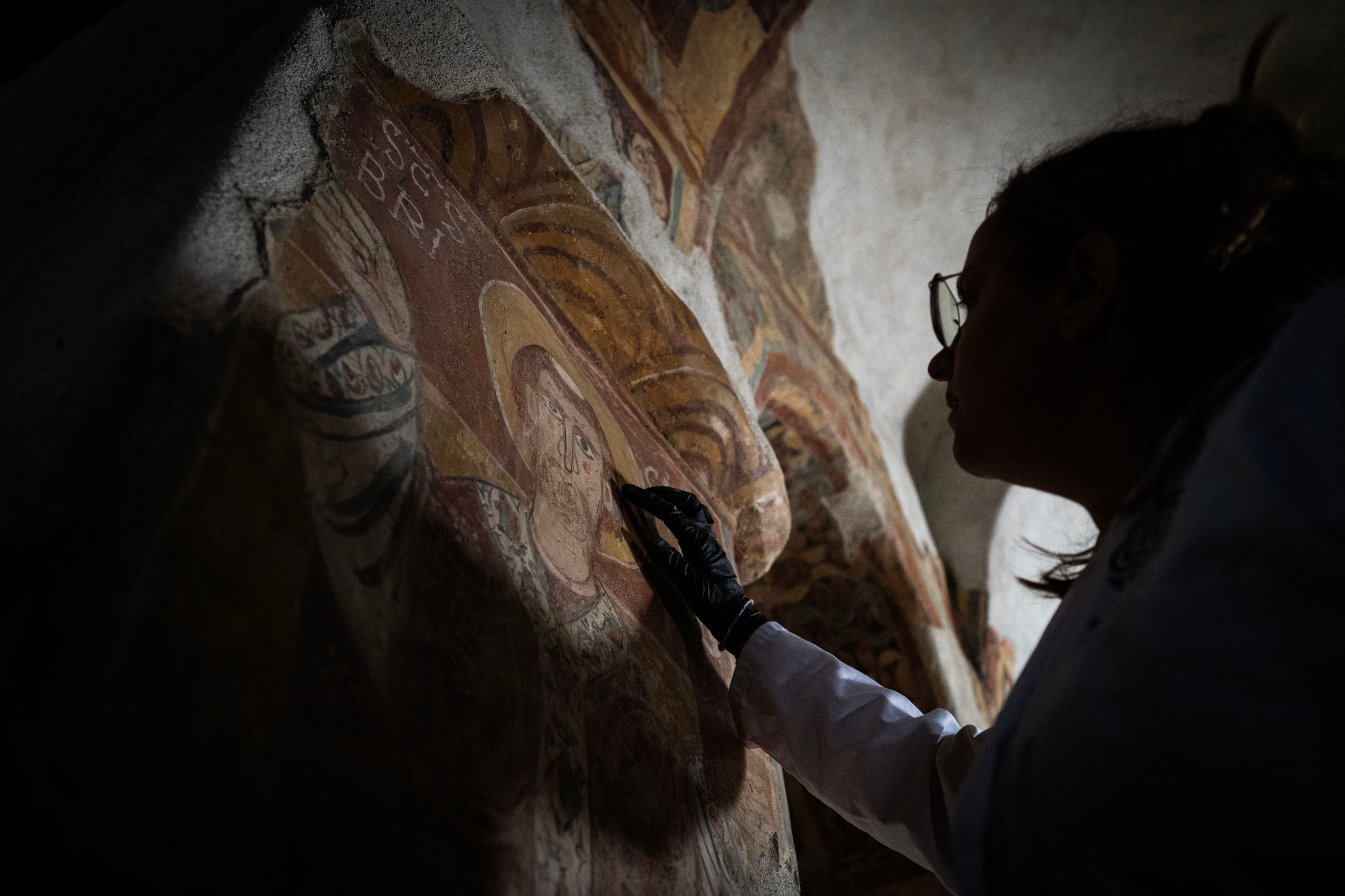 El románico andorrano operó como una Biblia Pauperum: un sistema de instrucción visual para una sociedad pobre e iletrada. En sus ábsides, la iconografía apostólica se entrelaza con la de santos locales para narrar la historia sagrada del valle.