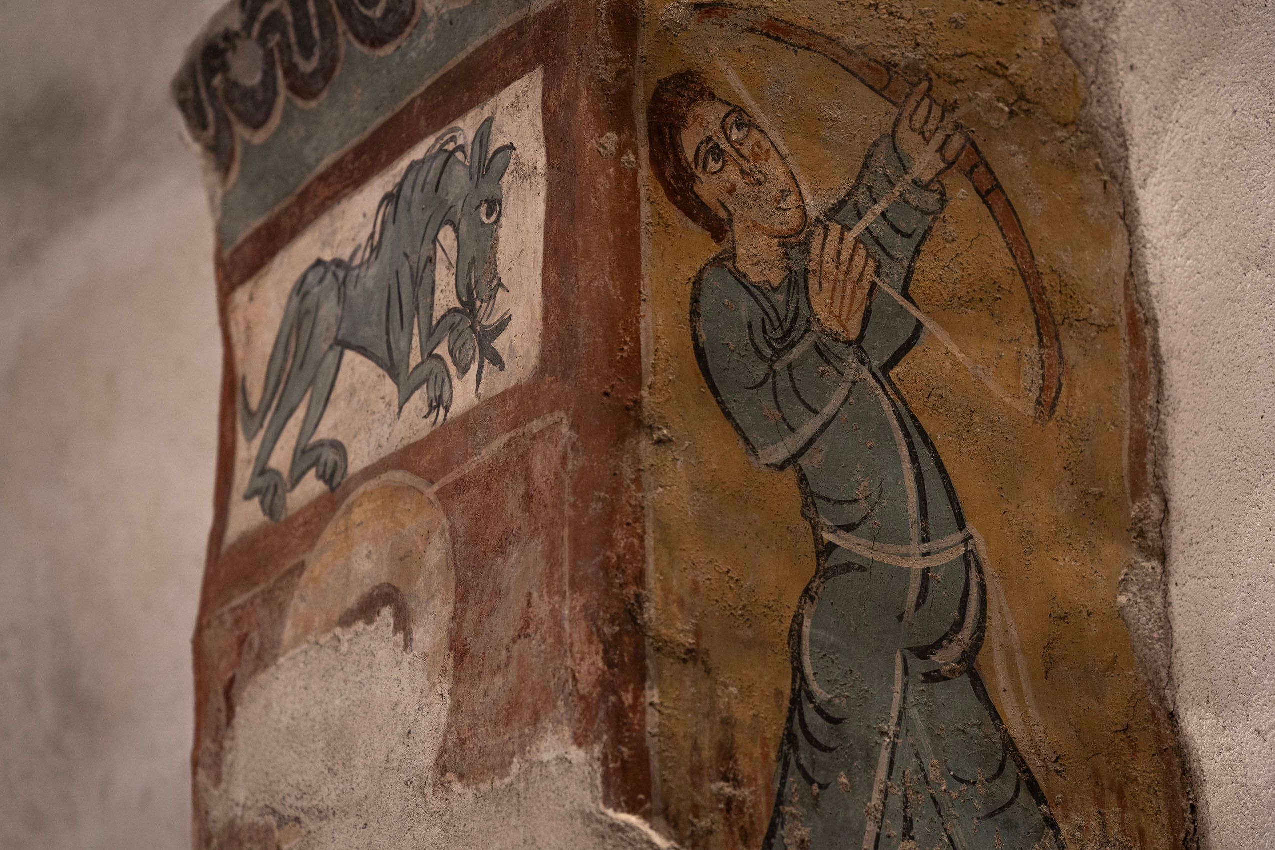 Los maestros del siglo XII aplicaban pigmentos sobre mortero de cal húmedo, integrando y fijando el color en la piedra. Ocultas durante siglos tras retablos y capas de cal, estas pinturas murales han sobrevivido como cápsulas del tiempo.