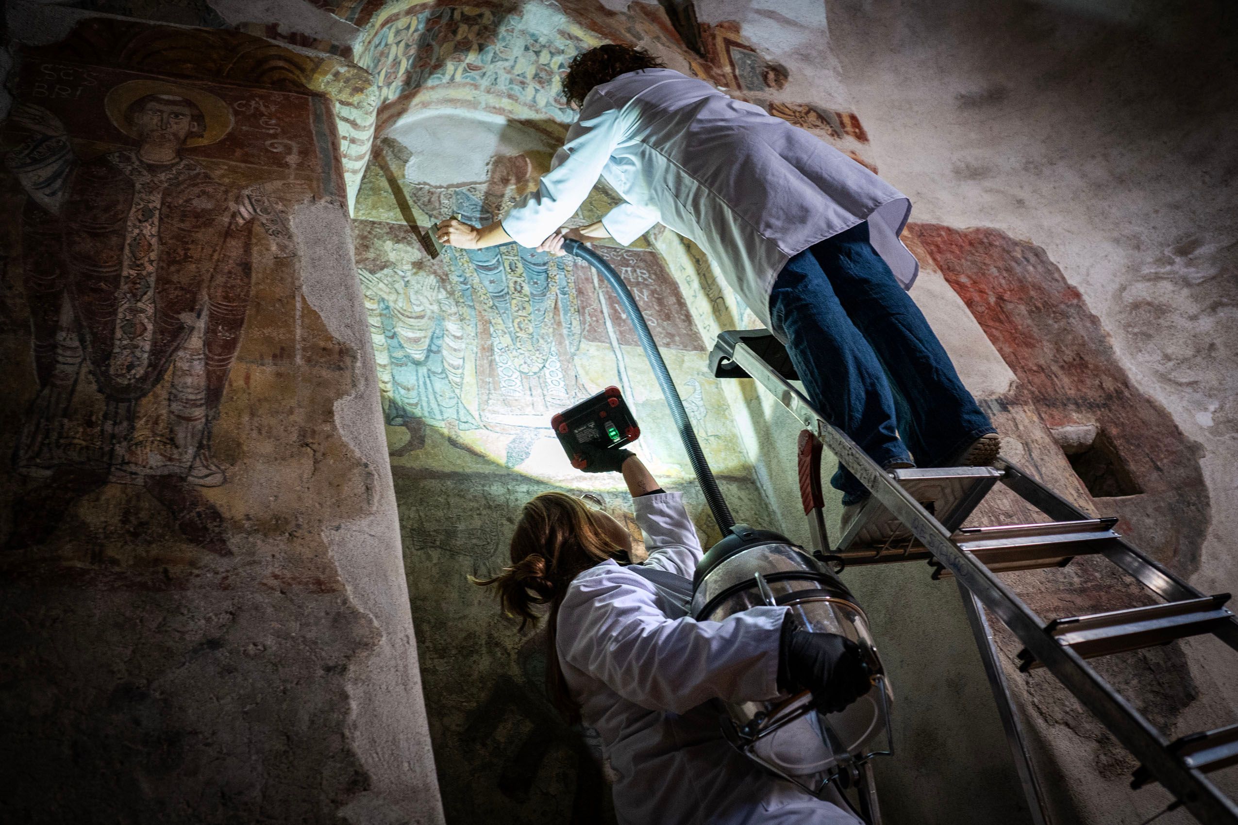 El Departamento de Patrimonio Cultural de Andorra realiza análisis técnicos anuales de cada templo. Este diagnóstico constante permite a las conservadoras monitorizar riesgos y priorizar esfuerzos en los que el románico peligra.