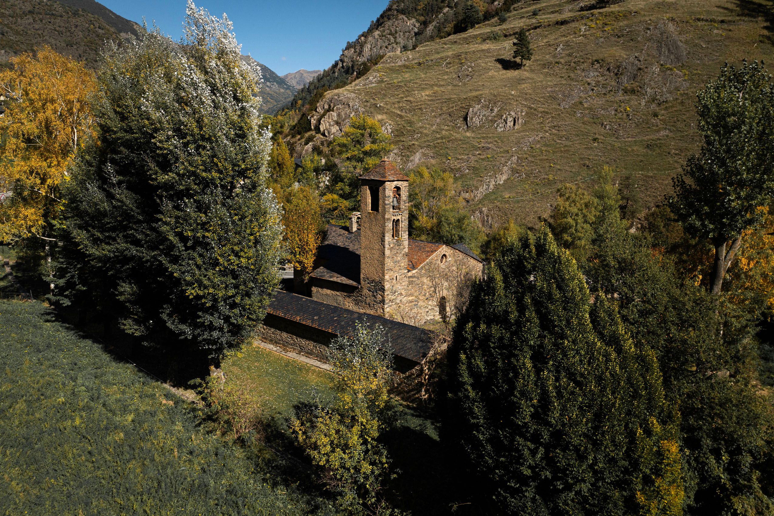 La iglesia de Sant Martí de la Cortinada es un hito del románico andorrano. En 1968, el azar reveló frescos del siglo XII ocultos tras el altar; una joya devuelta a la luz gracias a la mano experta de restauradores como el andorrano Eudald Guillamet.